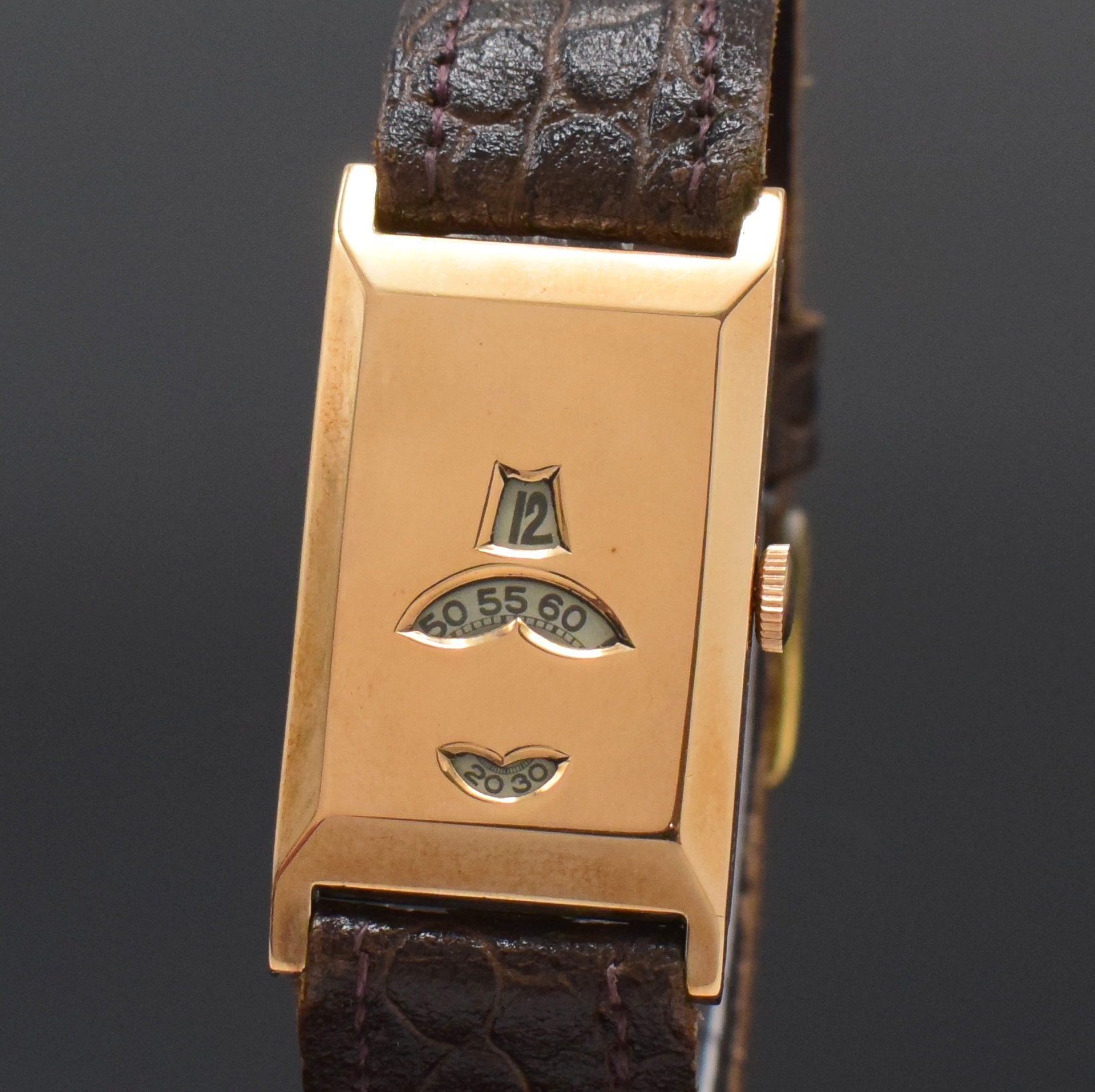 Detail a: Rechteckige Armbanduhr in RoseG 375/000 mit digitaler Anzeige, Schweiz um 1935, Handaufzug, Scharniergeh., digitale Anzeige f. Std., Min. u. kl. ...