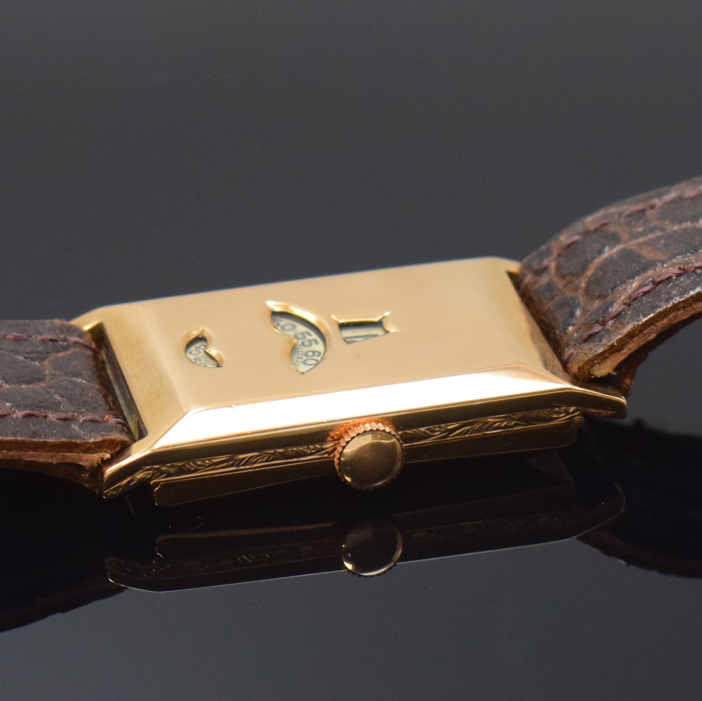 Detail b: Rechteckige Armbanduhr in RoseG 375/000 mit digitaler Anzeige, Schweiz um 1935, Handaufzug, Scharniergeh., digitale Anzeige f. Std., Min. u. kl. ...
