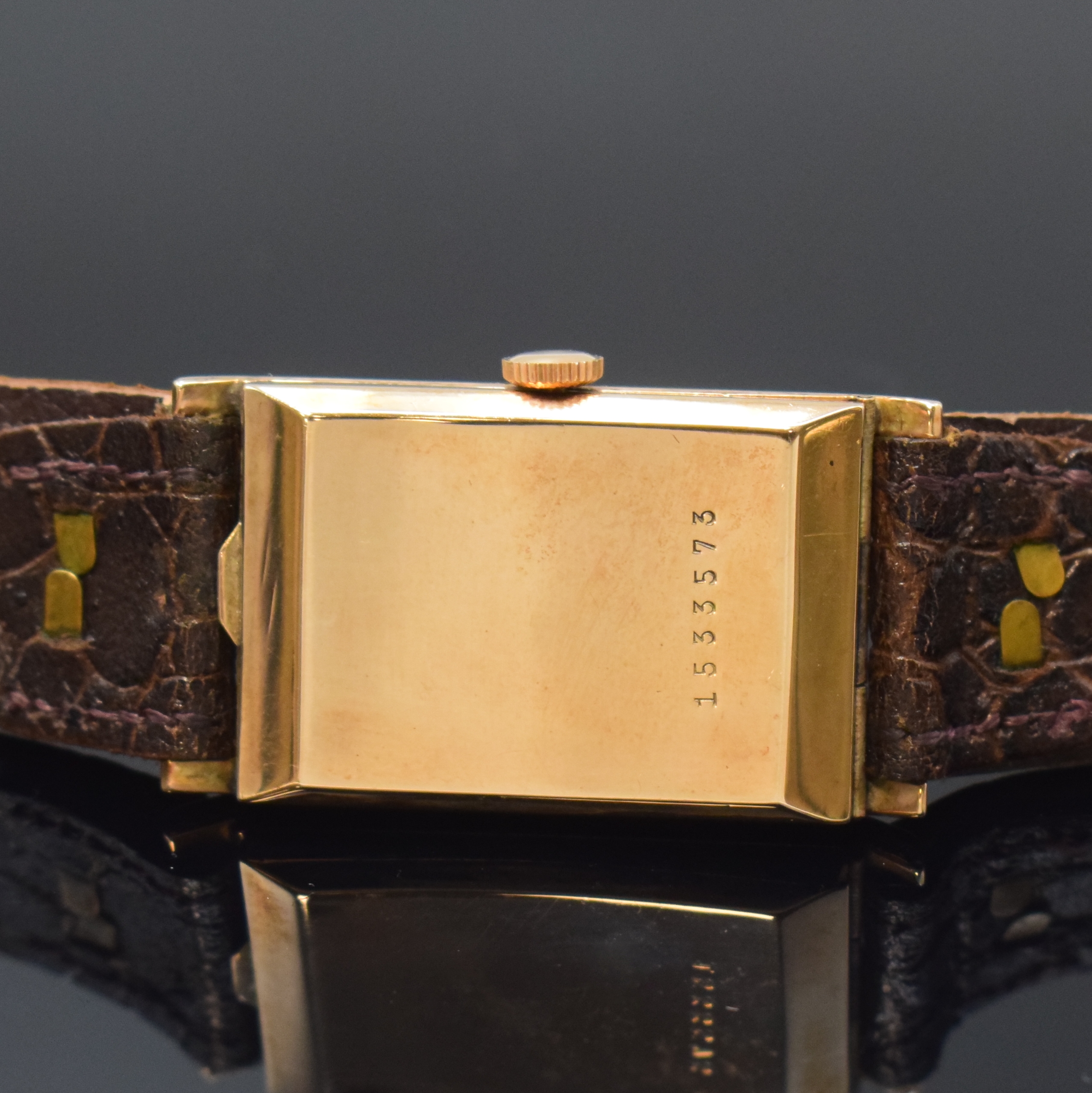 Detail c: Rechteckige Armbanduhr in RoseG 375/000 mit digitaler Anzeige, Schweiz um 1935, Handaufzug, Scharniergeh., digitale Anzeige f. Std., Min. u. kl. ...