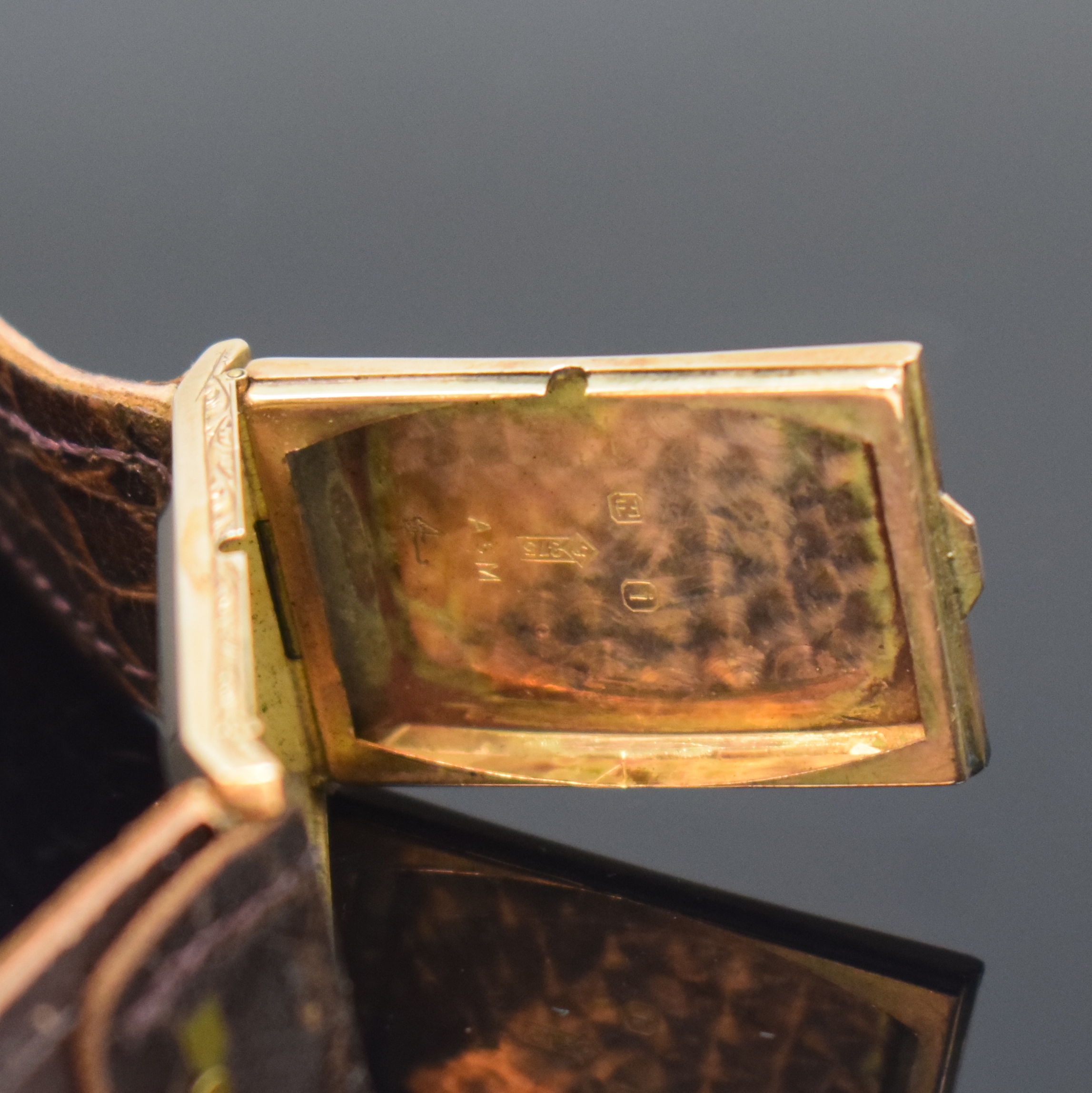 Detail d: Rechteckige Armbanduhr in RoseG 375/000 mit digitaler Anzeige, Schweiz um 1935, Handaufzug, Scharniergeh., digitale Anzeige f. Std., Min. u. kl. ...