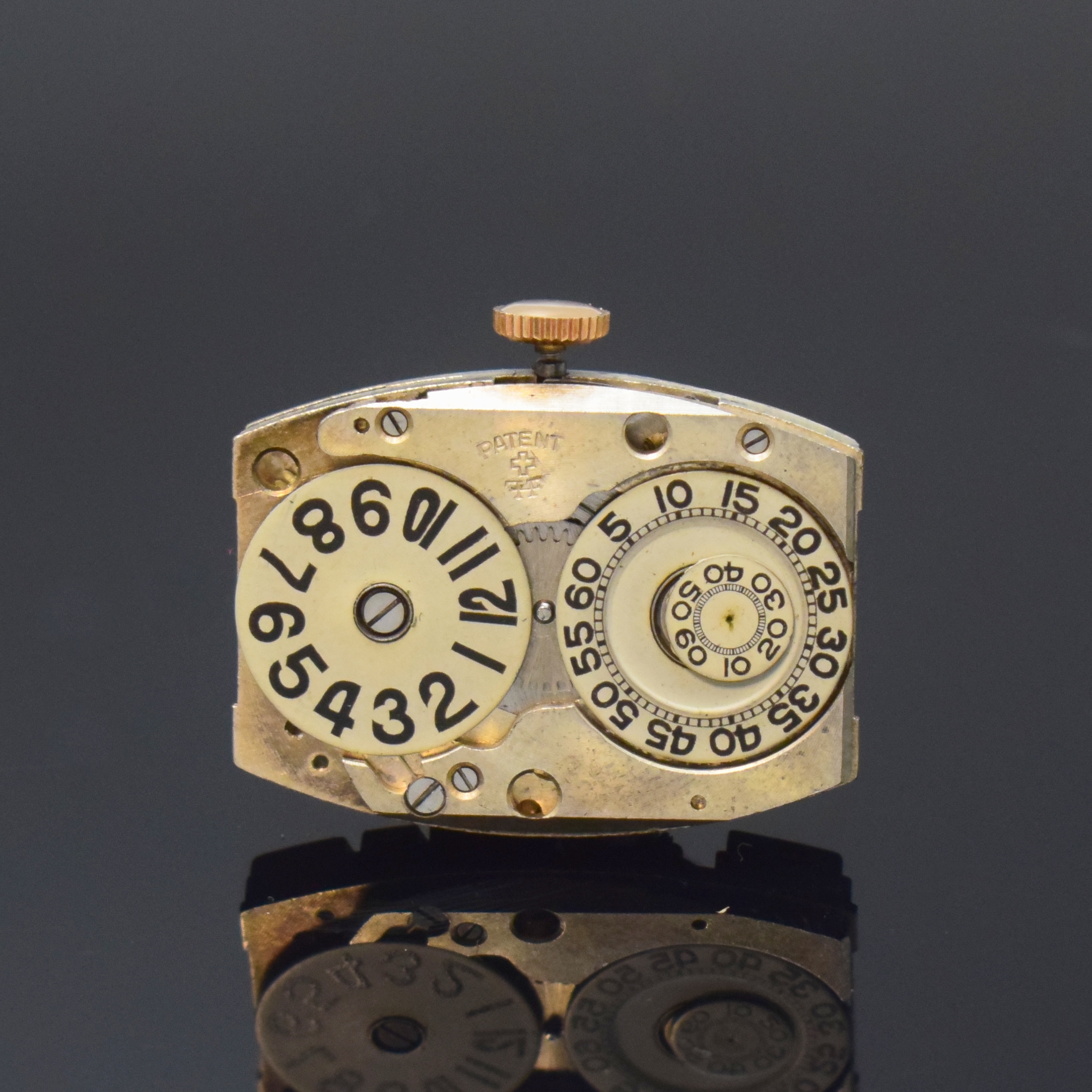 Detail f: Rechteckige Armbanduhr in RoseG 375/000 mit digitaler Anzeige, Schweiz um 1935, Handaufzug, Scharniergeh., digitale Anzeige f. Std., Min. u. kl. ...