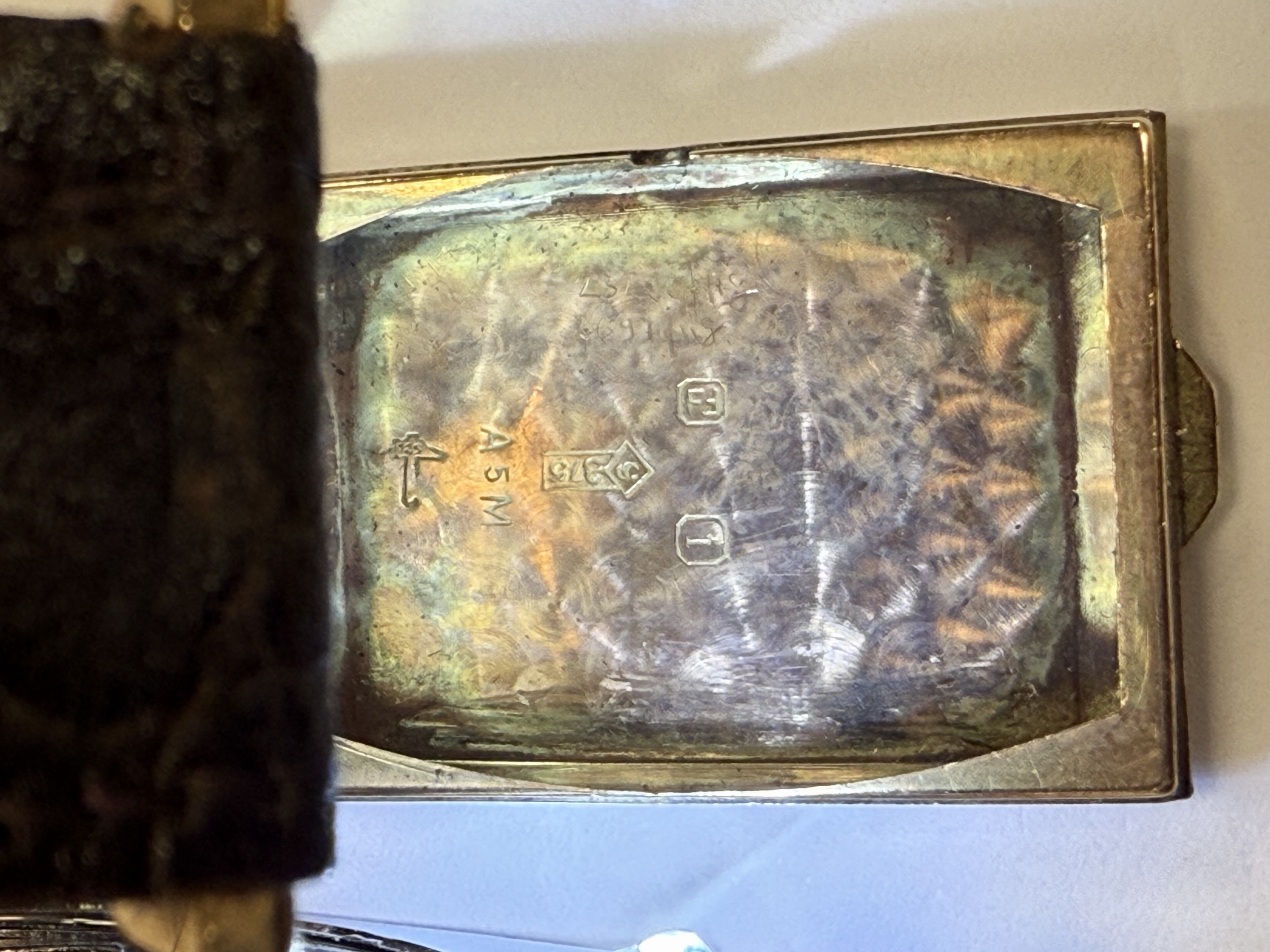Detail g: Rechteckige Armbanduhr in RoseG 375/000 mit digitaler Anzeige, Schweiz um 1935, Handaufzug, Scharniergeh., digitale Anzeige f. Std., Min. u. kl. ...