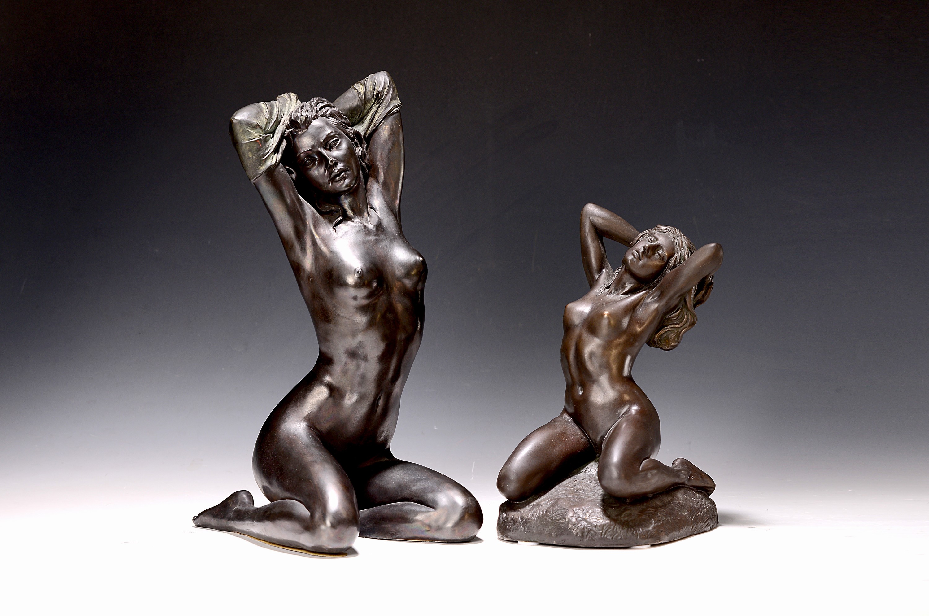 Sandro da Verscio Müller, von 1985, sitzender Frauenakt, Bronze, signiert datiert und num. 44/99, H. ca. 22.5cm, dazu sitzender Frauenakt, ...