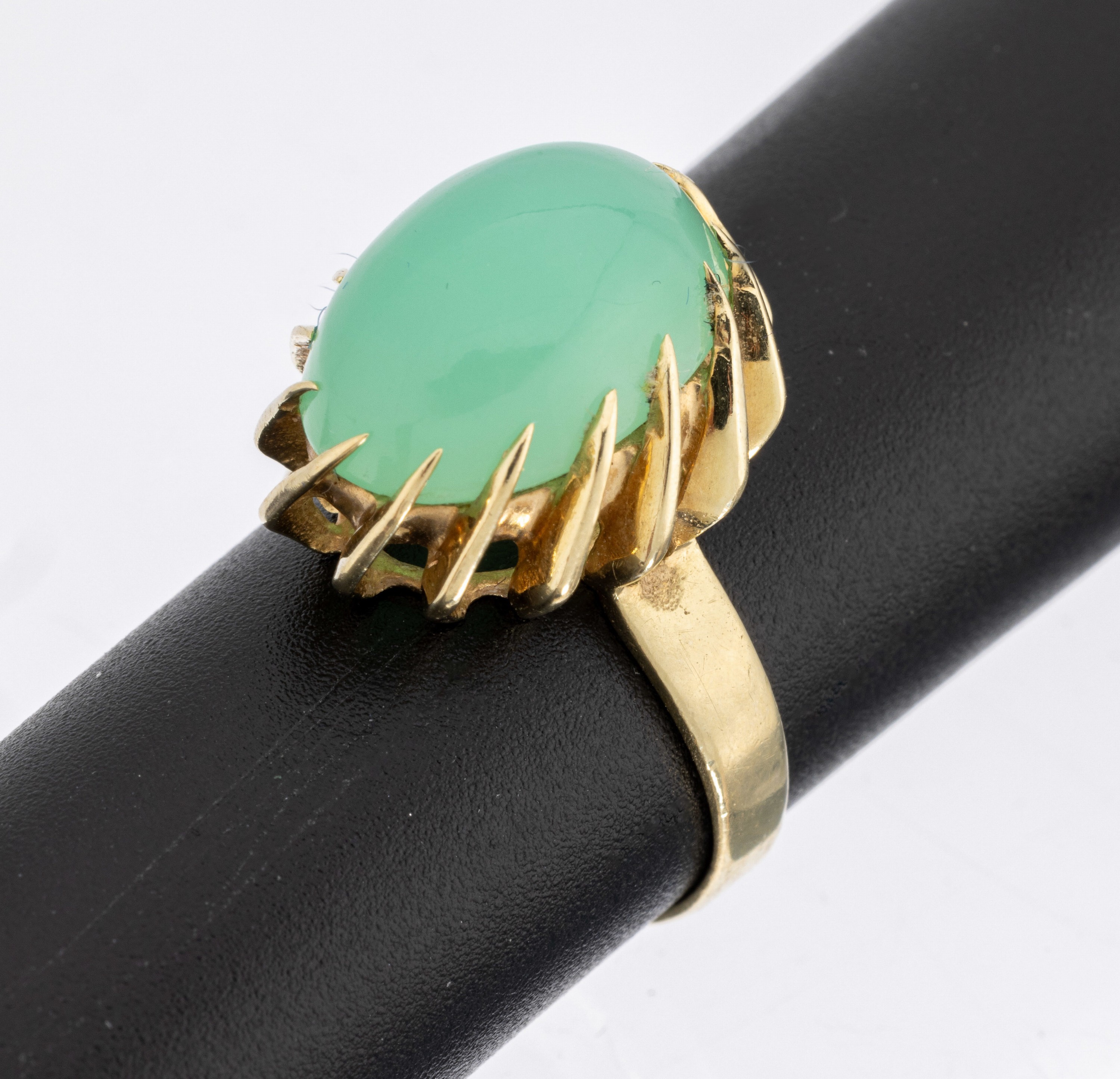 14 kt Gold Chrysopras-Ring, GG 585/000, hoch aufgebauter Ringkopf, ovaler Chrysopras- Cabochon ca. 8.00 ct, RW 54, ca. 4.8 g