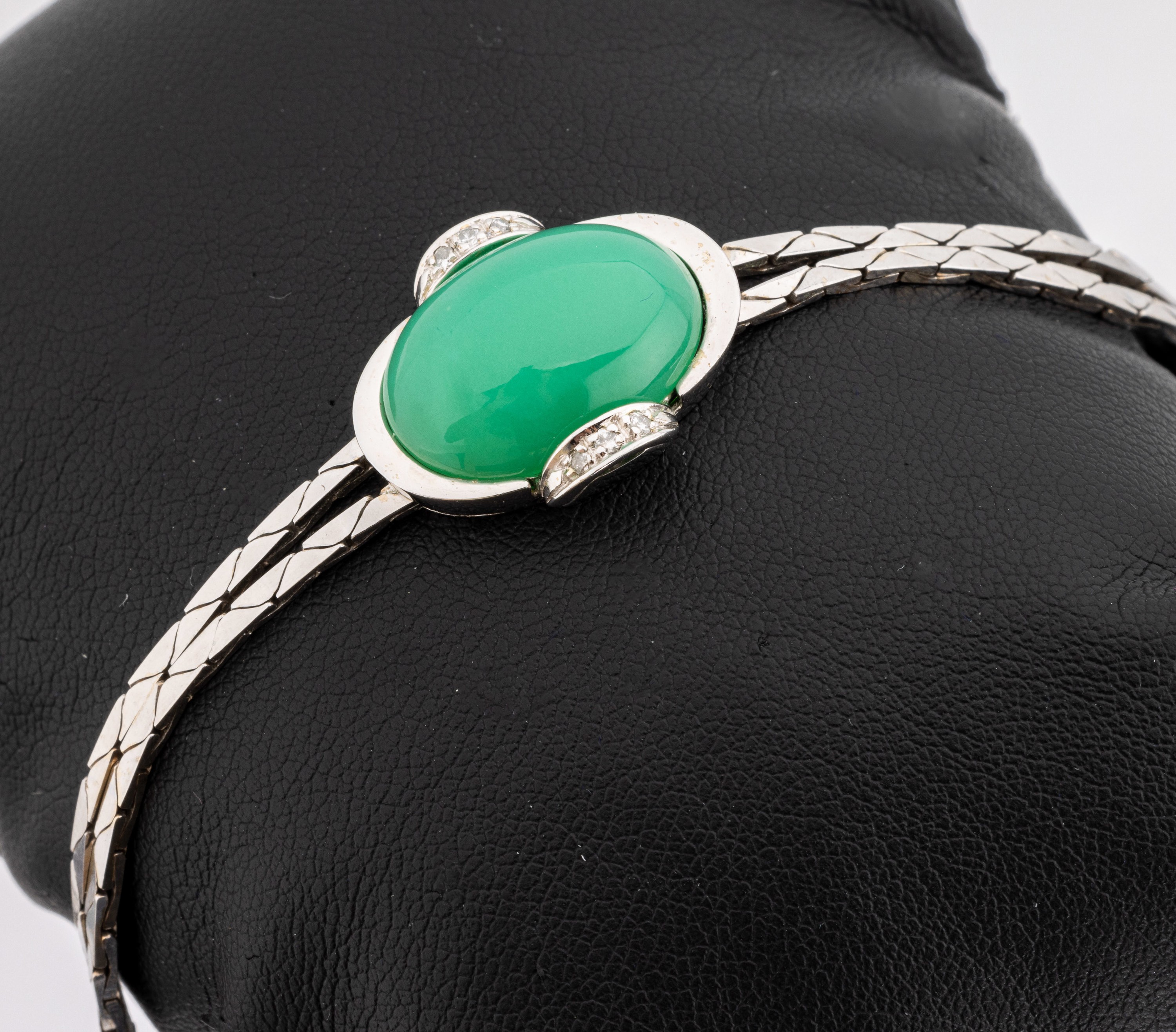 14 kt Gold Chrysopras-Brillant-Armband, WG 585/000, ovaler Chrysoprascabochon ca. 14.0 ct6 Brillanten zus. ca. 0.06 Weiß/si, L. ca. 18.5 cm, ...