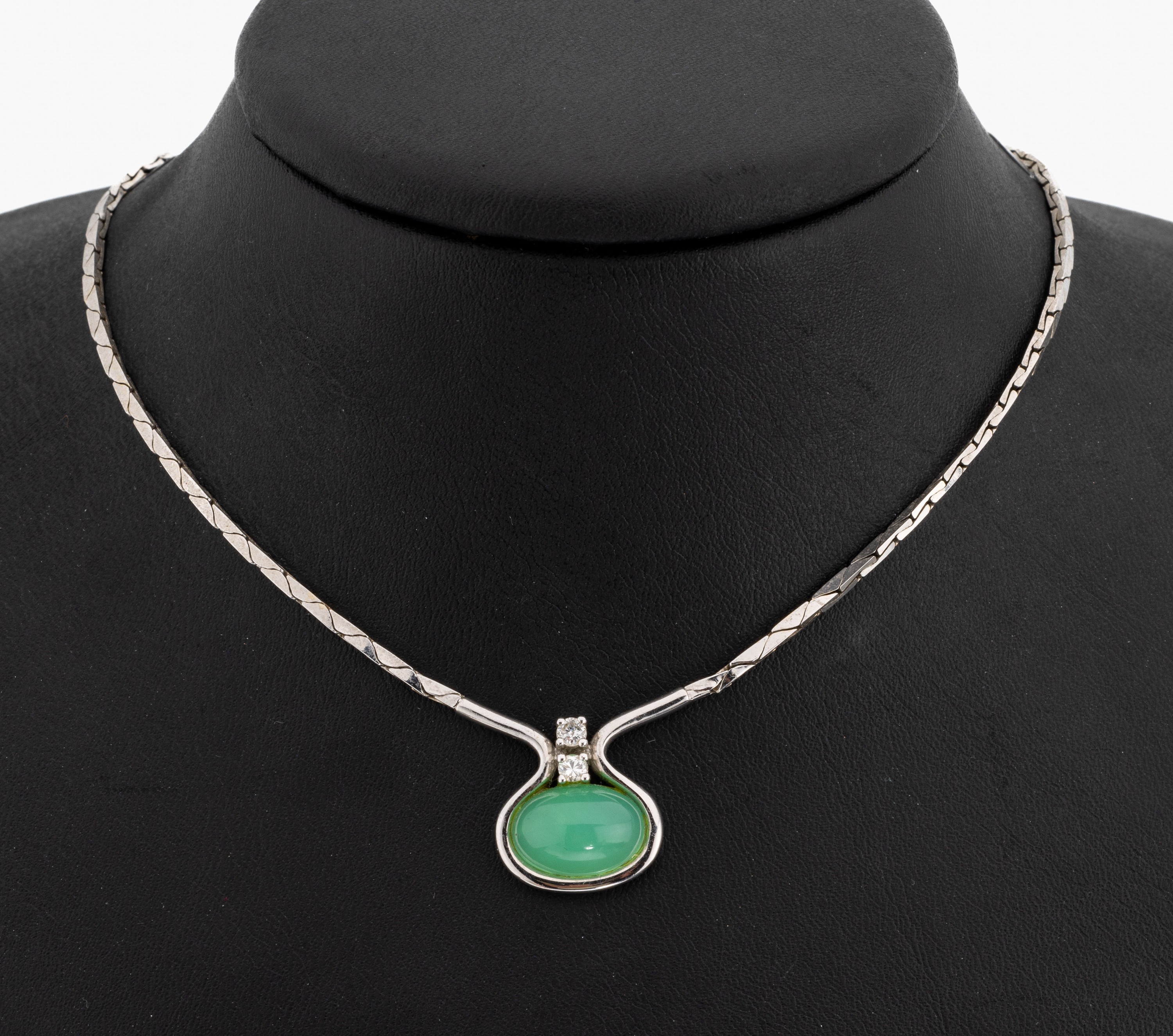 14 kt Gold Chrysopras-Brillant-Collier, WG 585/000, ovaler Chrysopras-Cabochon ca. 6.0 ct, 2 Brillanten zus. ca. 0.20 ct Weiß/si, L. ca. 40 cm, ca. ...