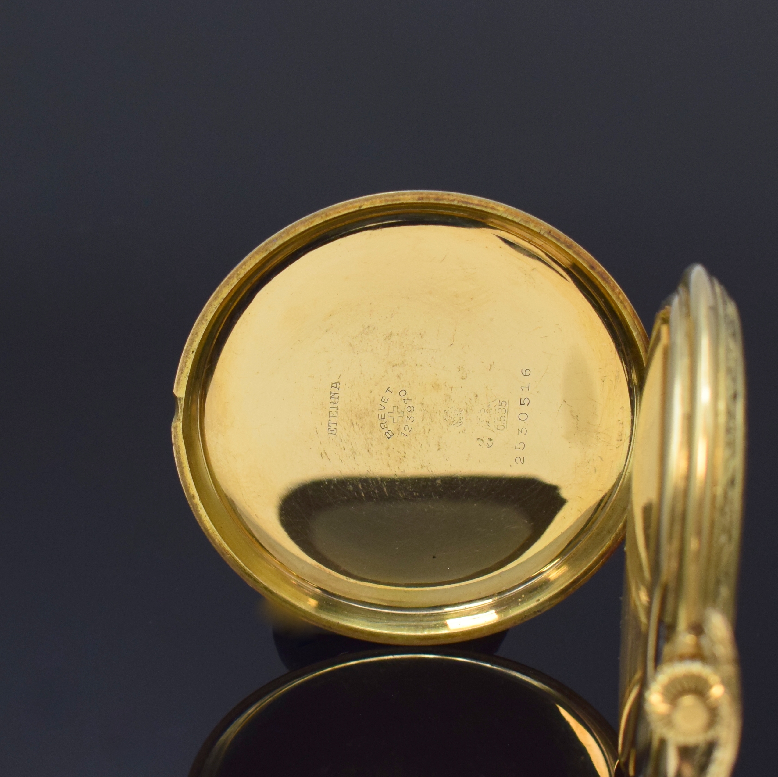 Detail a: ETERNA Savonette Herrentaschenuhr in GG 585/000, Schweiz um 1925, guill. 2-Deckel Goldgeh. l. dell., Sprungdeckel mit grav. Monogramm KB, gold. ...