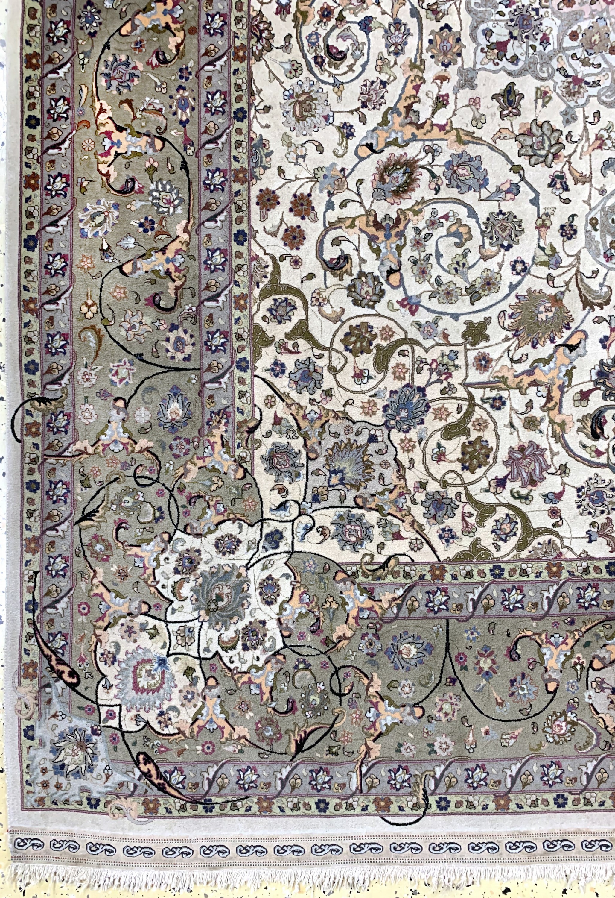 Detail b: Täbriz fein(80 Raj), Persien, Mitte 20.Jhd,Korkwolle mit und auf Seide, ca. 222 x 151 cm,ca. 1,2 Mio. Kn/qm, Reinigungsbedürftig, EHZ: 2, (minimal ...