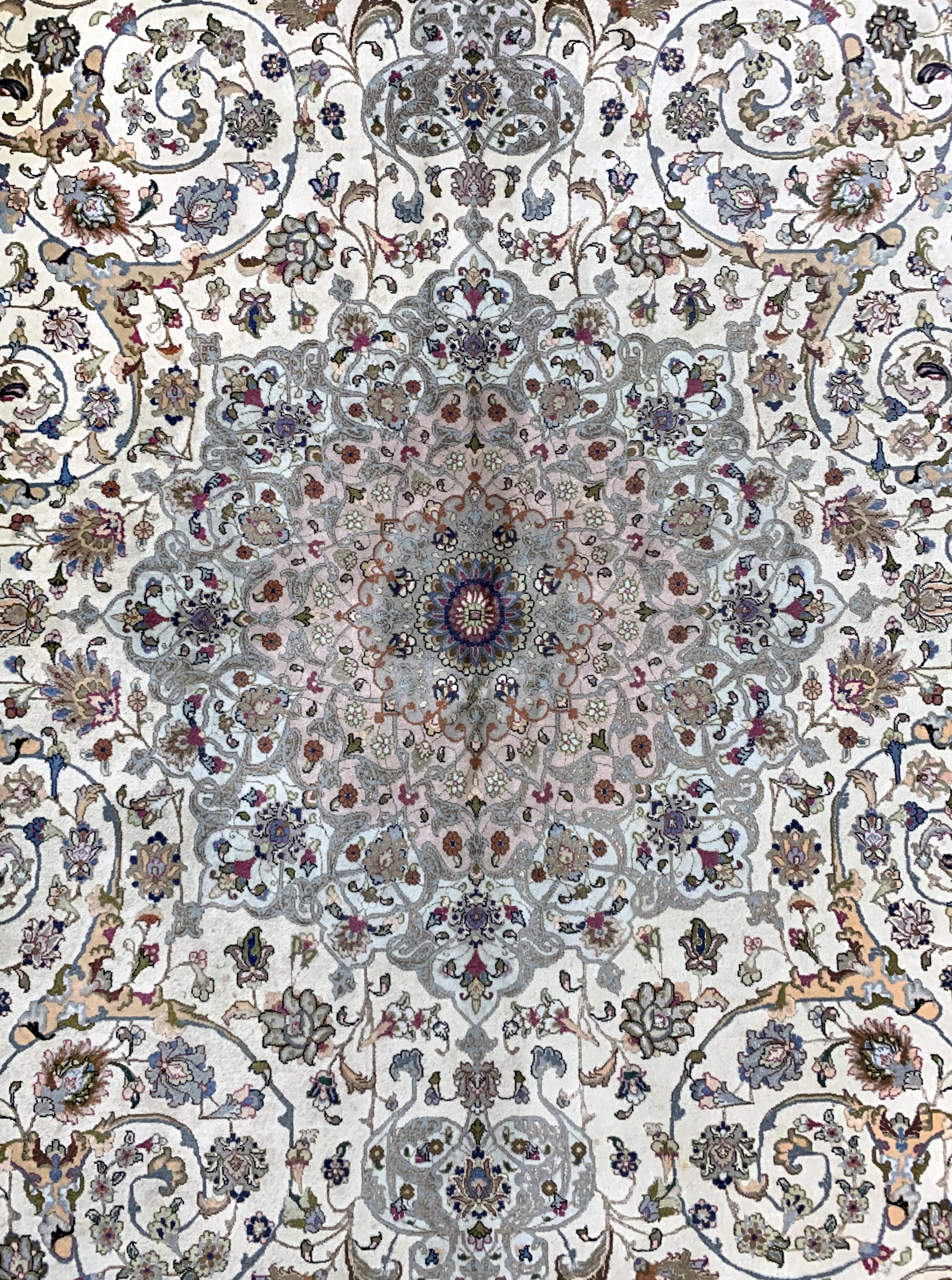 Detail c: Täbriz fein(80 Raj), Persien, Mitte 20.Jhd,Korkwolle mit und auf Seide, ca. 222 x 151 cm,ca. 1,2 Mio. Kn/qm, Reinigungsbedürftig, EHZ: 2, (minimal ...