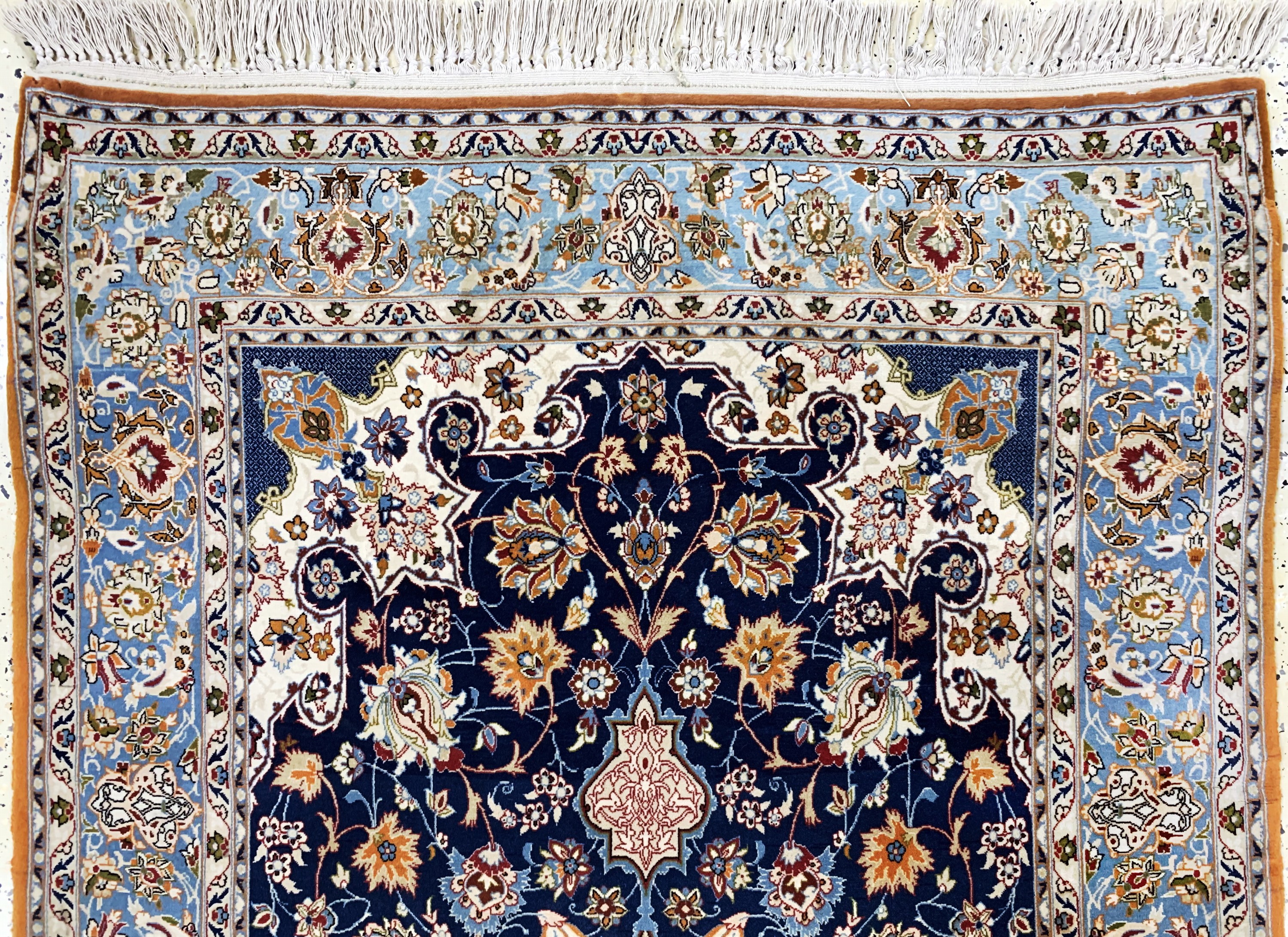 Detail a: Esfahan fein, Persien, Mitte 20.Jhd, Korkwolle auf Seide, ca. 176 x 110 cm, EHZ: 2,(minimale Mottenfraß am Rand).