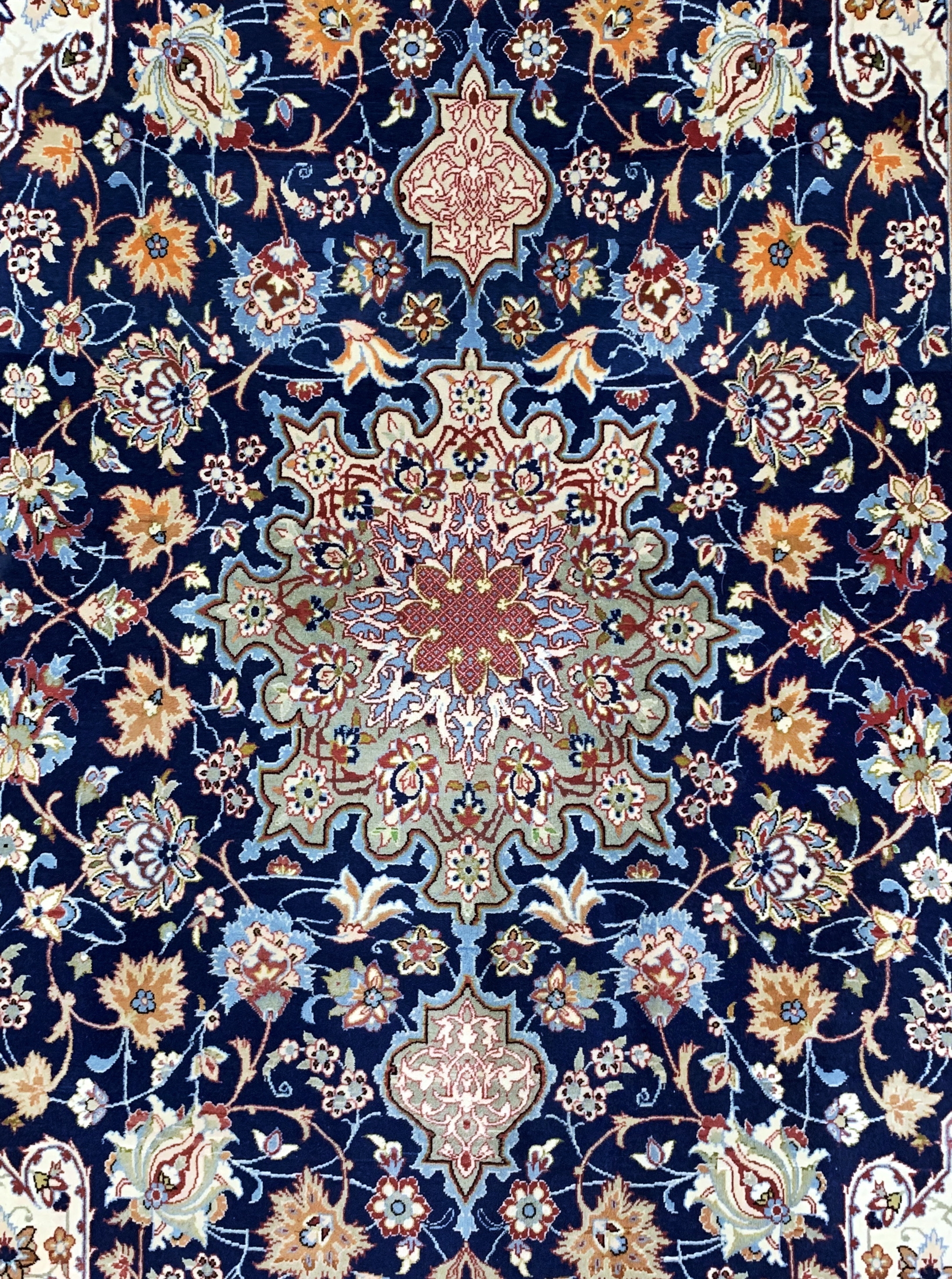 Detail b: Esfahan fein, Persien, Mitte 20.Jhd, Korkwolle auf Seide, ca. 176 x 110 cm, EHZ: 2,(minimale Mottenfraß am Rand).