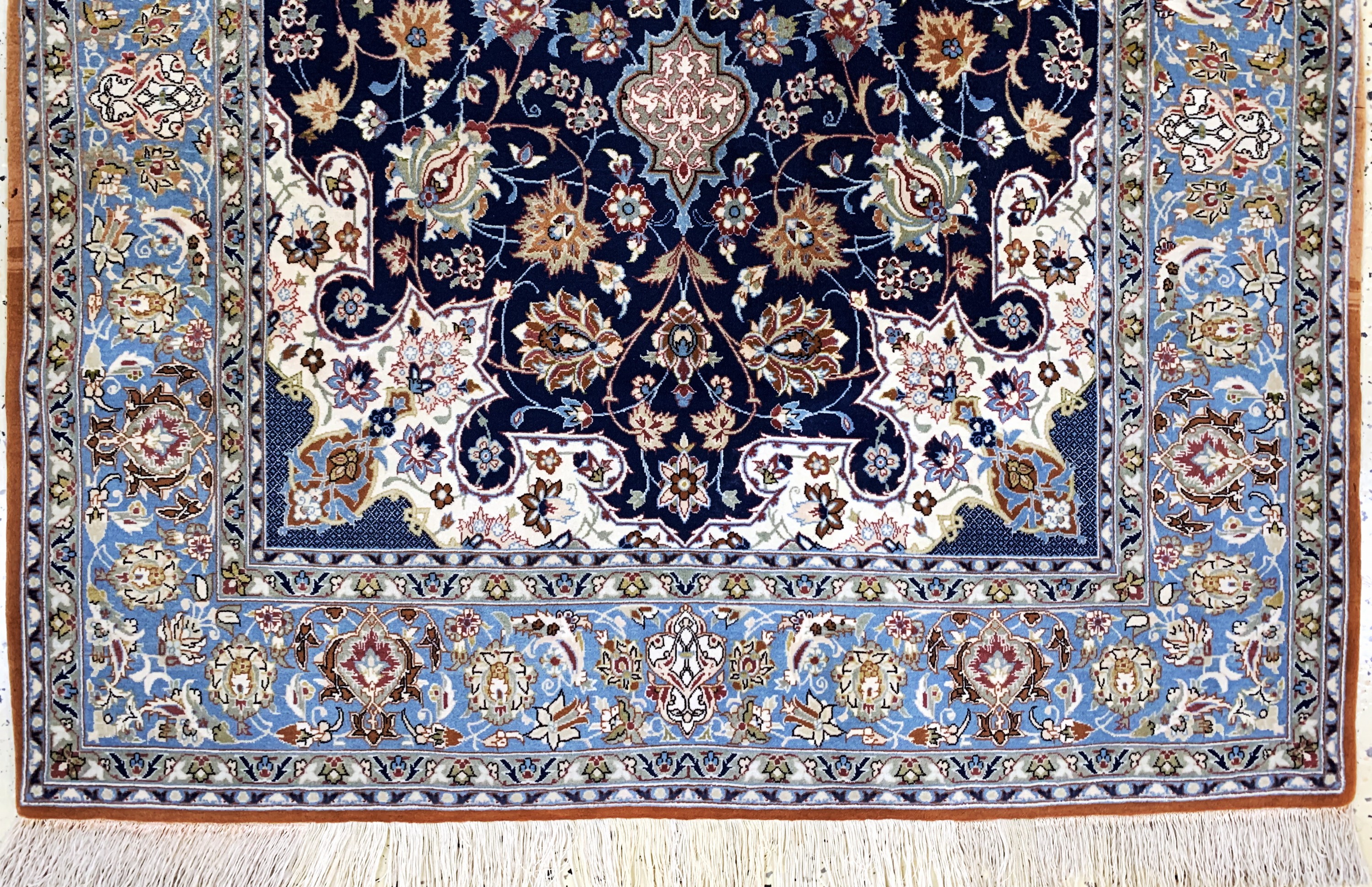 Detail c: Esfahan fein, Persien, Mitte 20.Jhd, Korkwolle auf Seide, ca. 176 x 110 cm, EHZ: 2,(minimale Mottenfraß am Rand).