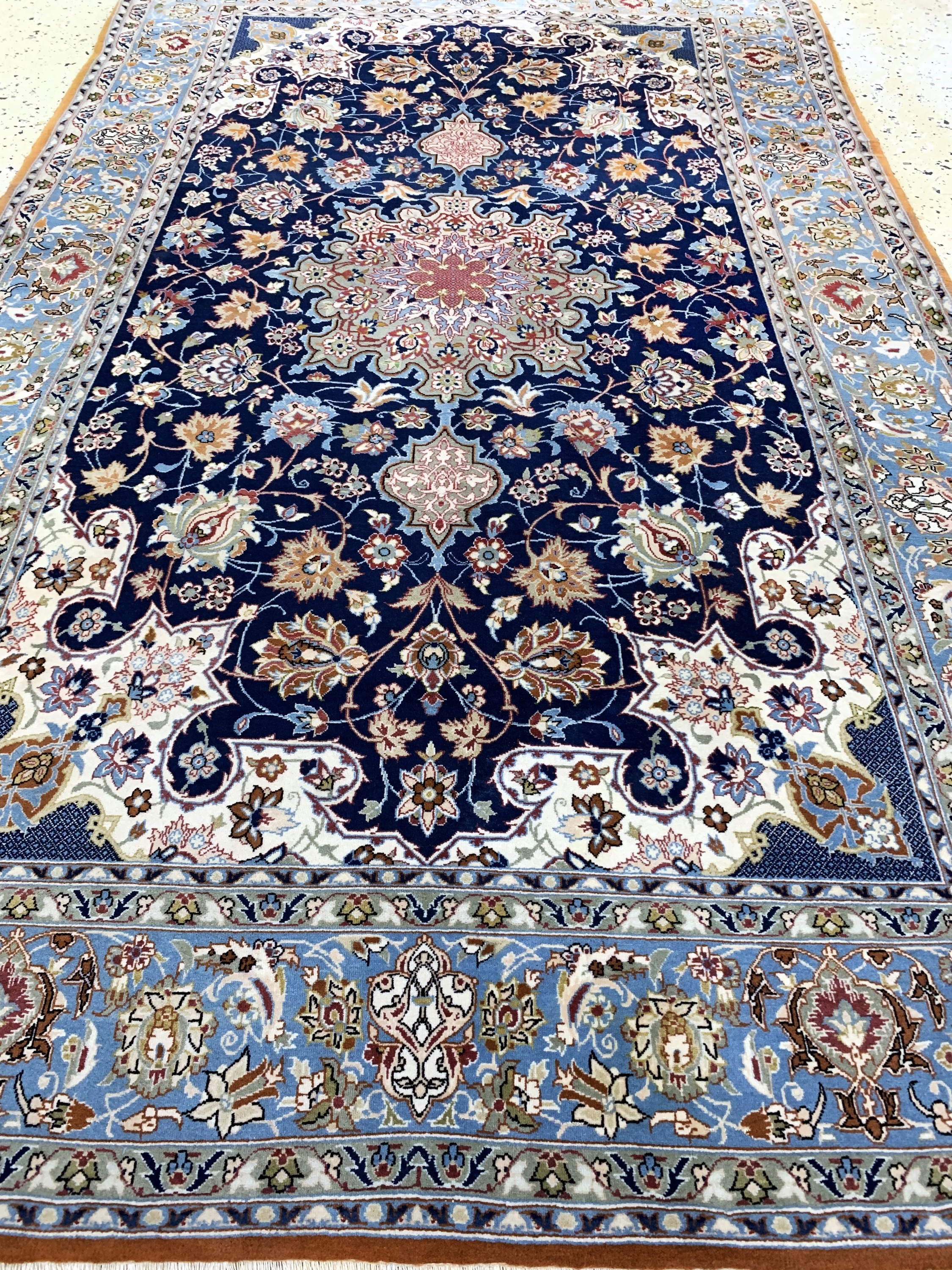 Detail d: Esfahan fein, Persien, Mitte 20.Jhd, Korkwolle auf Seide, ca. 176 x 110 cm, EHZ: 2,(minimale Mottenfraß am Rand).