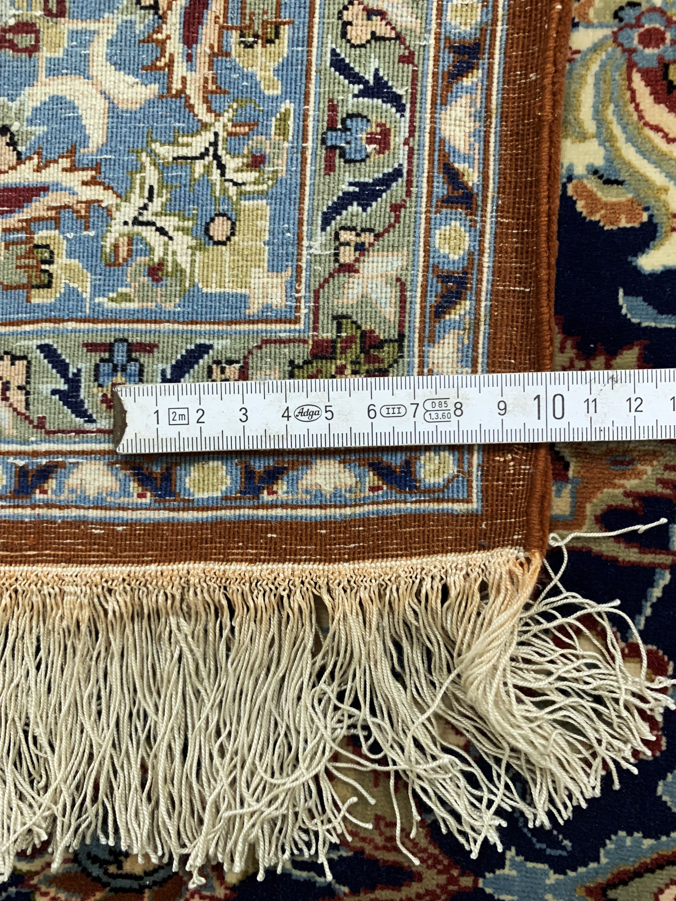 Detail e: Esfahan fein, Persien, Mitte 20.Jhd, Korkwolle auf Seide, ca. 176 x 110 cm, EHZ: 2,(minimale Mottenfraß am Rand).
