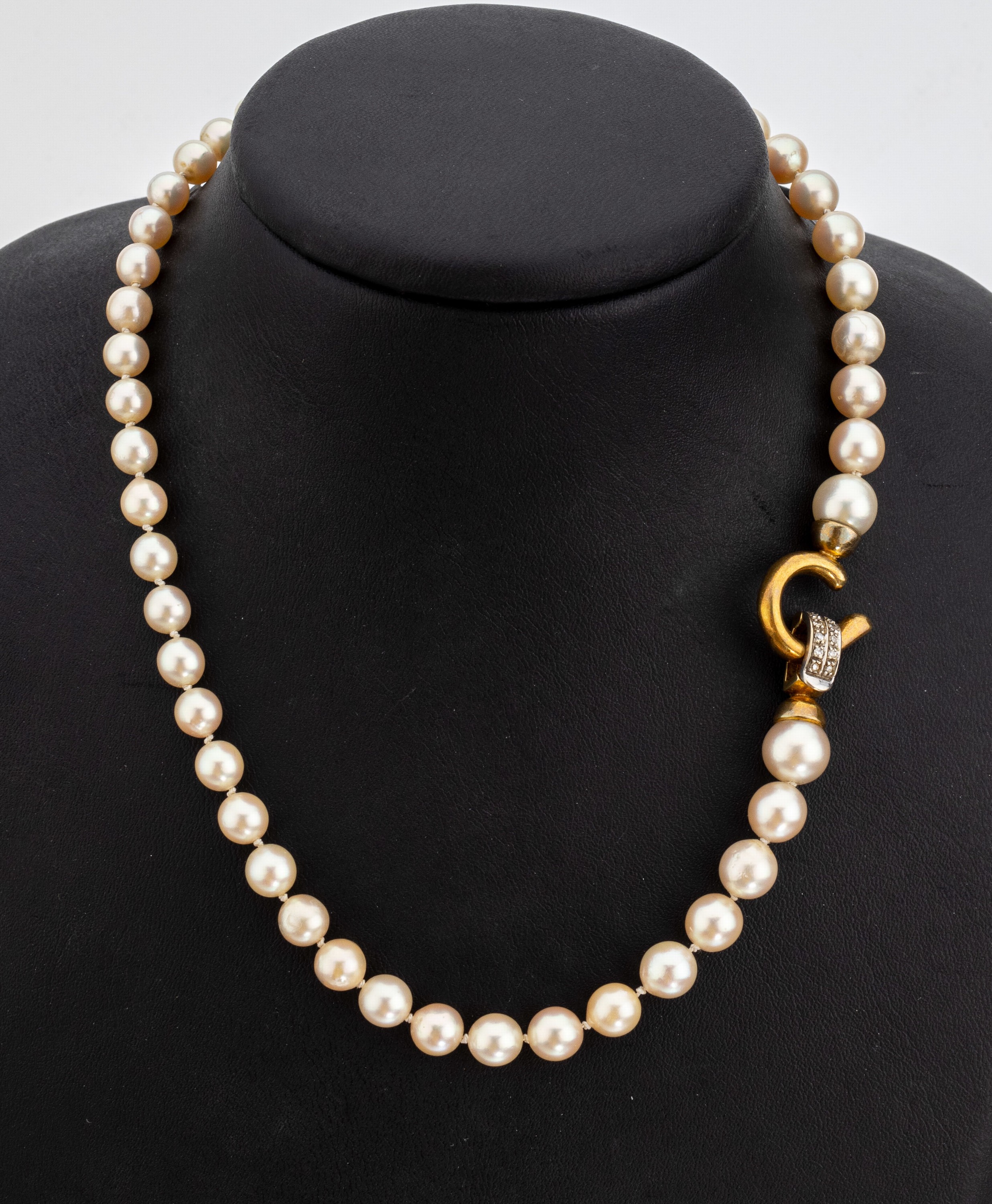 Zuchtperl-Collier mit 18 kt Gold Diamant -Schliesse, GG/WG 750/000, Akoyazuchtperlen im Verlauf, D. ca. 6.1-8.6 mm, aussergewöhnlicher ...