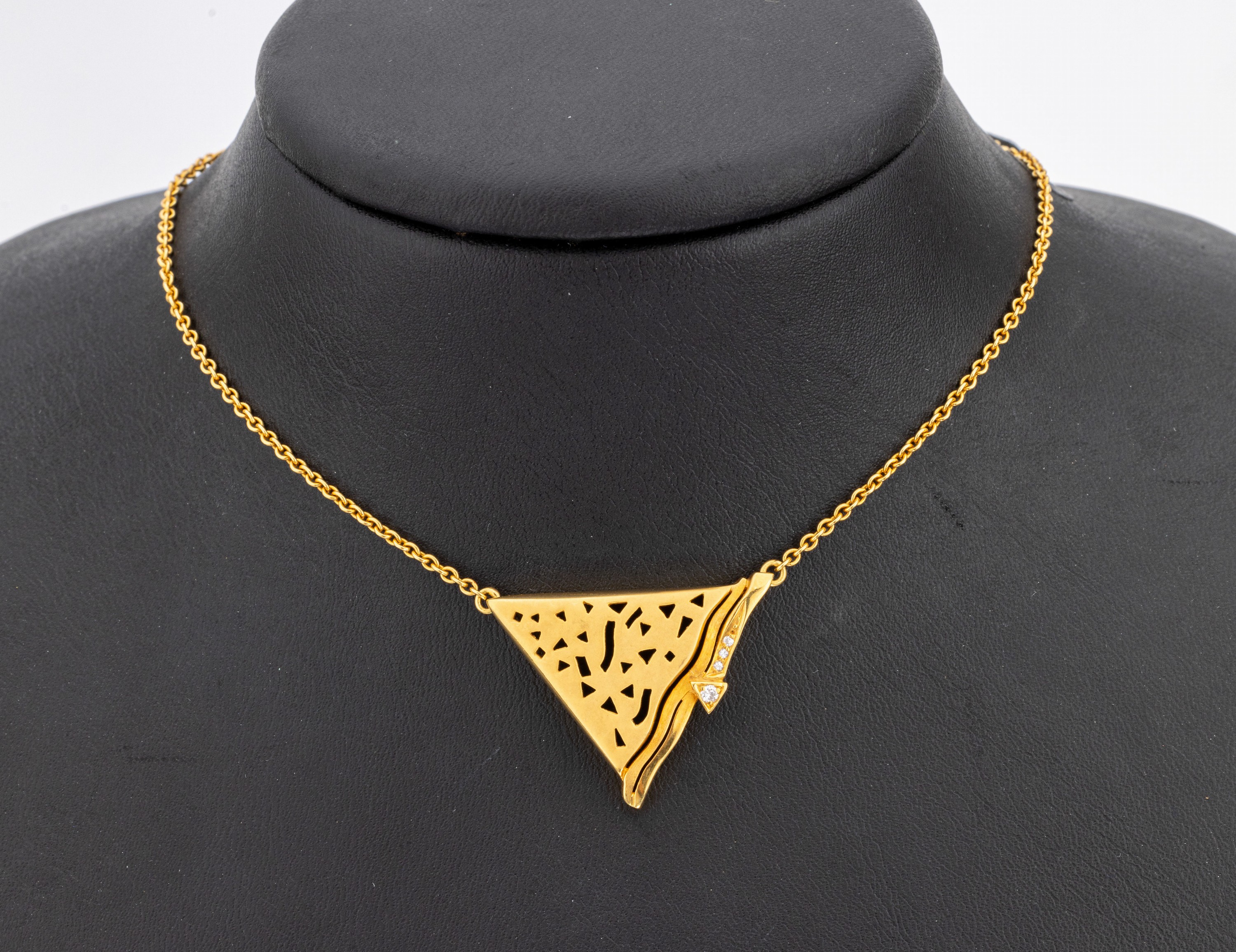 18 kt Gold Brillant-Collier, GG 750/000, Mittelteil durchbrochen gearbeitet, 4 Brillanten zus. ca. 0.04 ct Weiss/si, L. ca. 41cm, ...