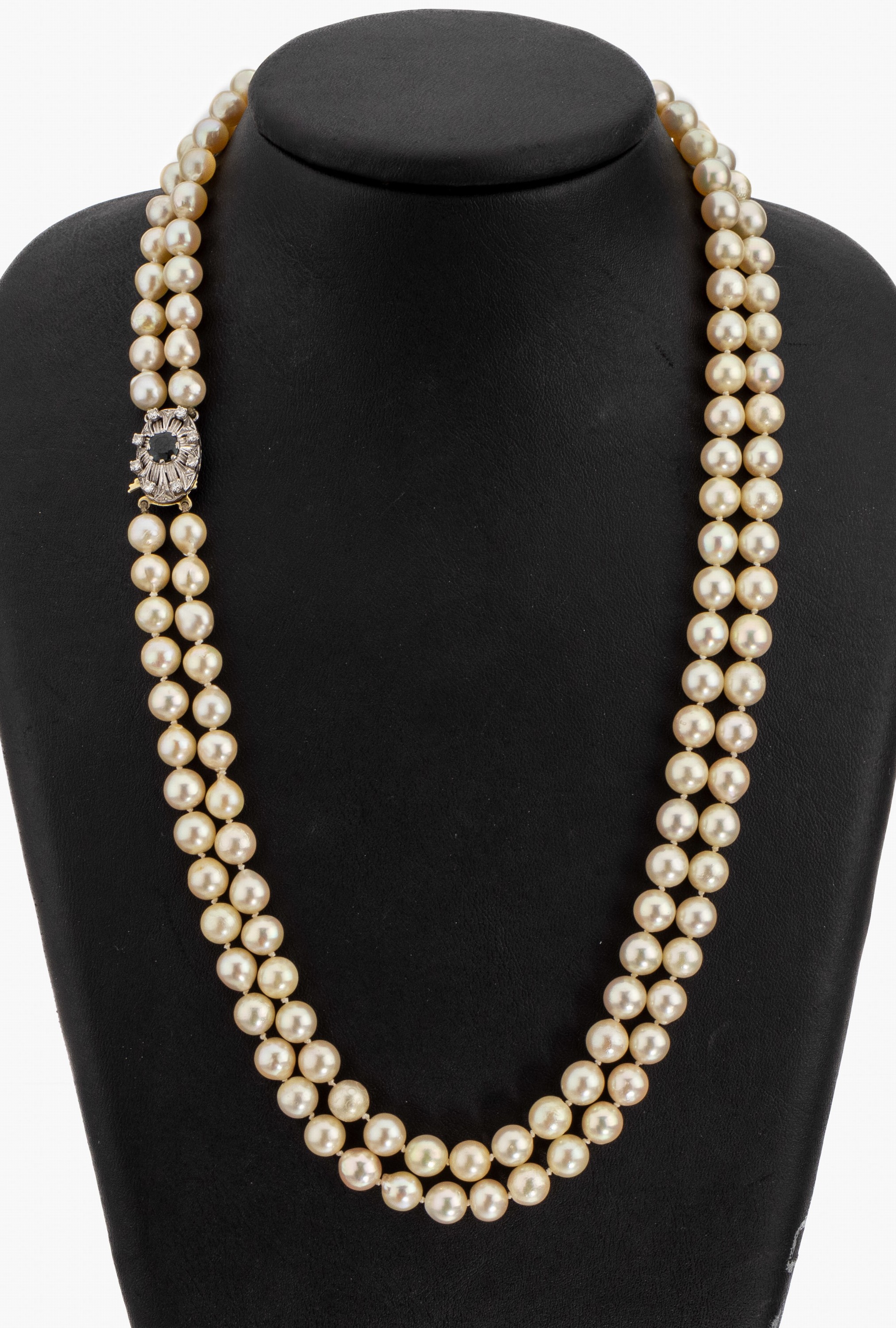 Zuchtperl-Collier mit 14 kt Gold Saphir -Diamant-Schmuckschließe, WG 585/000, 2 -rhg. Akoyazuchtperlen, D. ca. 6.5-7 mm, l. unrund, Steckschließe ...