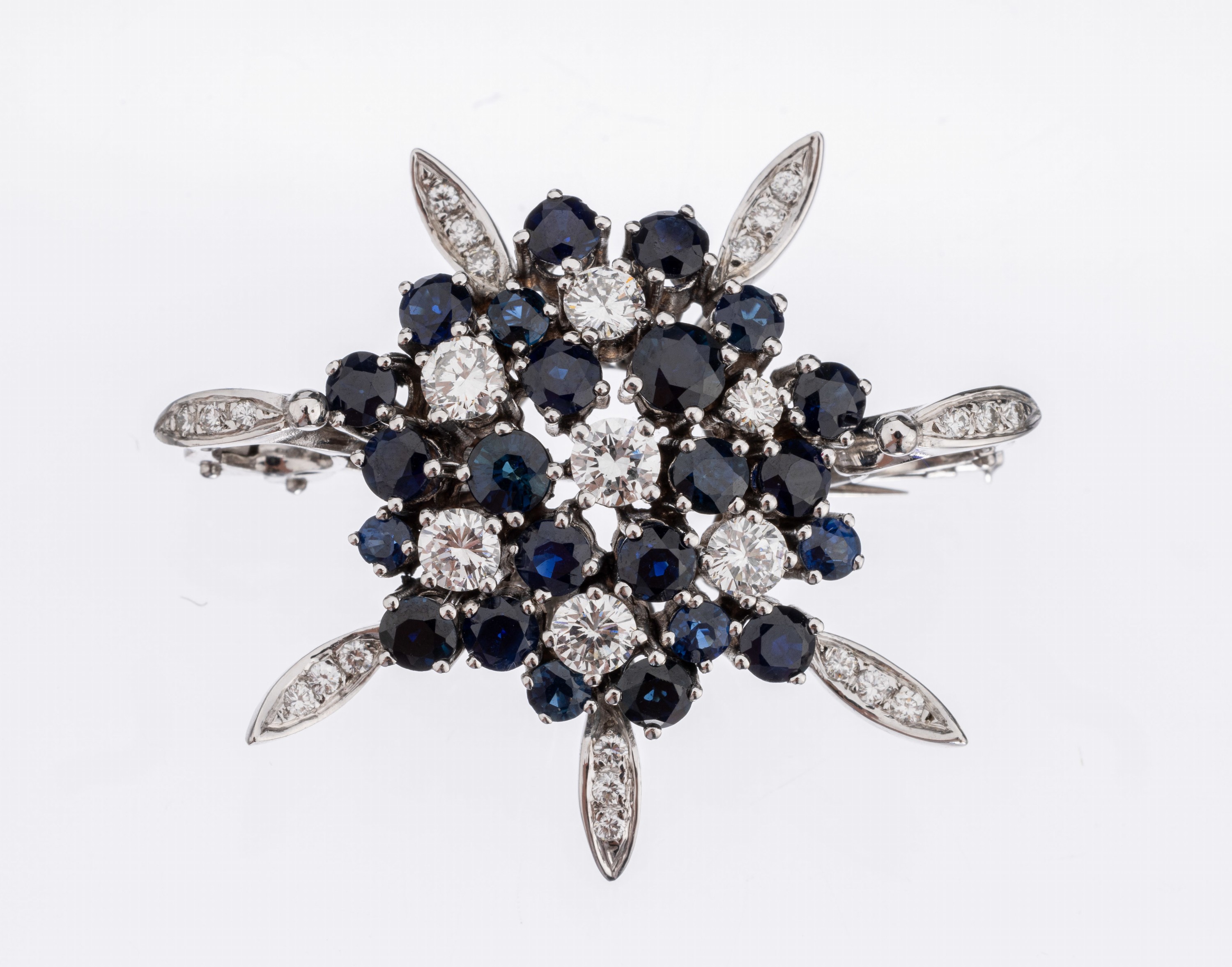 14 kt Gold Saphir-Brillant-Brosche/Anhänger, WG 585/000, 23 rundfacett. Saphire zus. ca.4.0 ct, 28 Brillanten zus. ca. 1.45 ct feines Weiss/vs, ca. ...