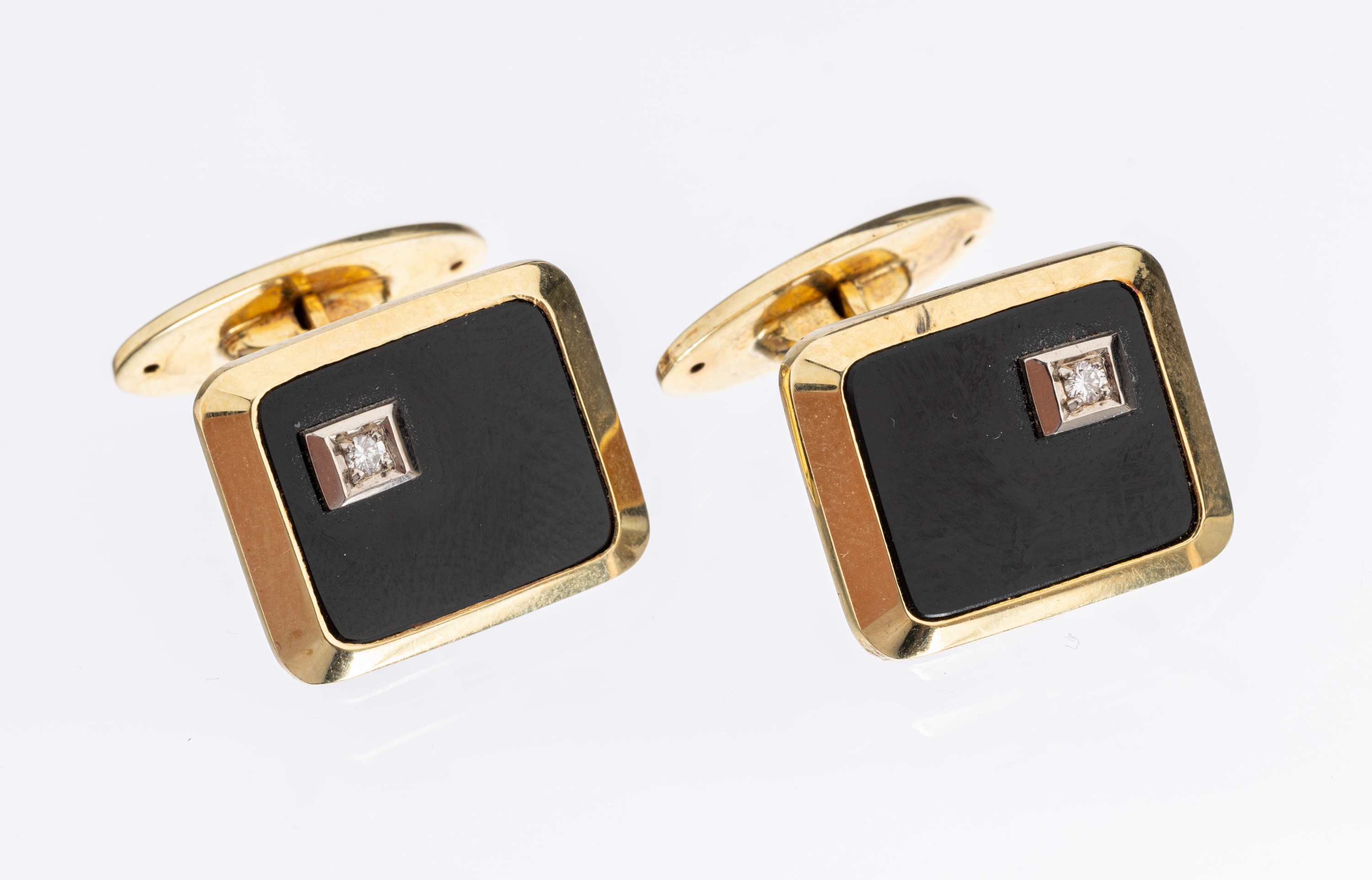 Paar 14 kt Gold Onyx-Brillant- Manschettenknöpfe, GG/WG 585/000, gefüllt, schlicht, Onyxplatte, 2 in WG gefasste Brillanten zus. ca. 0.06 ct ...