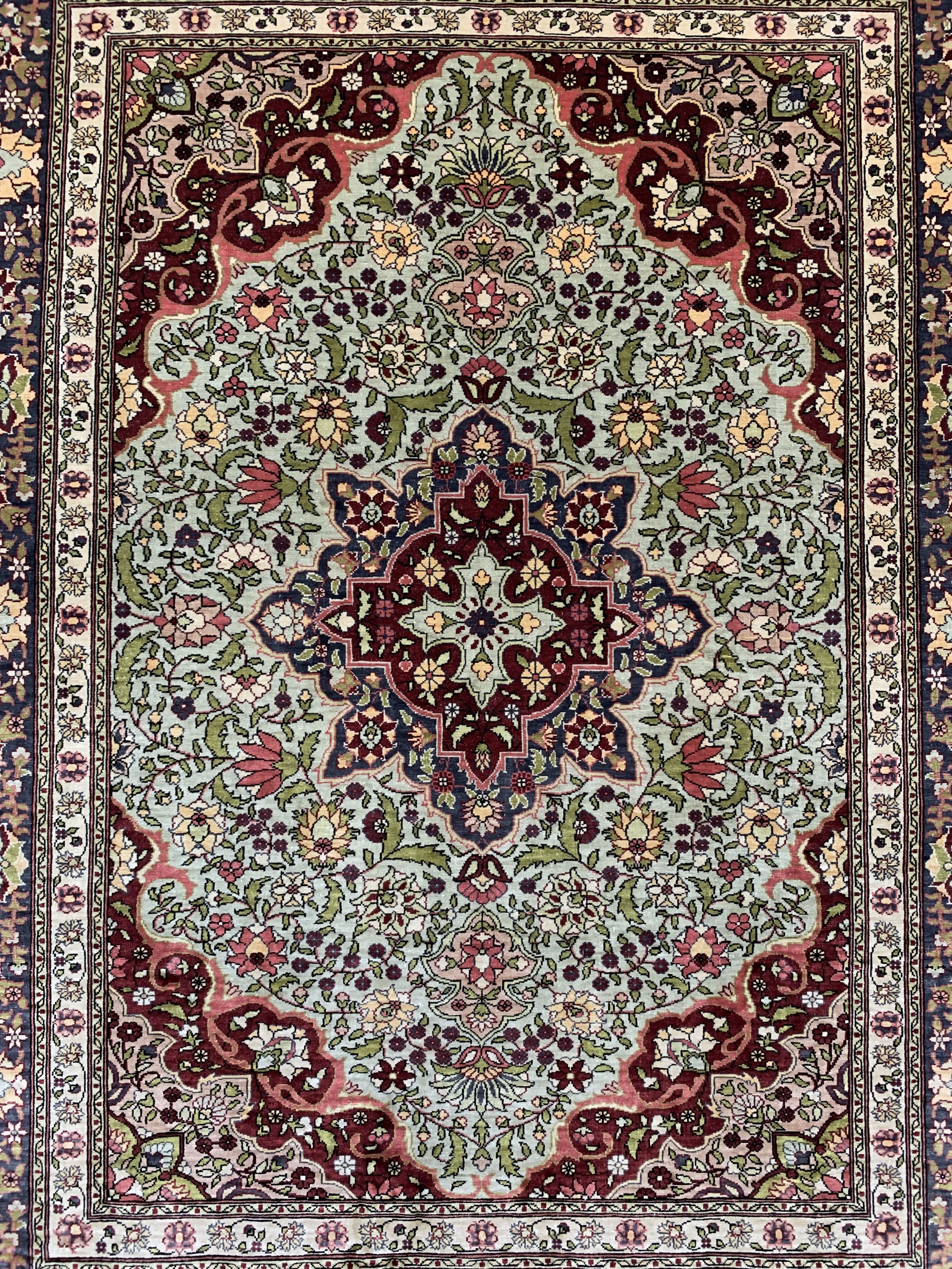 Detail c: Hereke Seide fein sign., Türkei, Mitte 20.Jhd., reine Naturseide, ca. 116 x 80 cm, ca. 1,0 Mio. Kn/qm, EHZ: 1-2