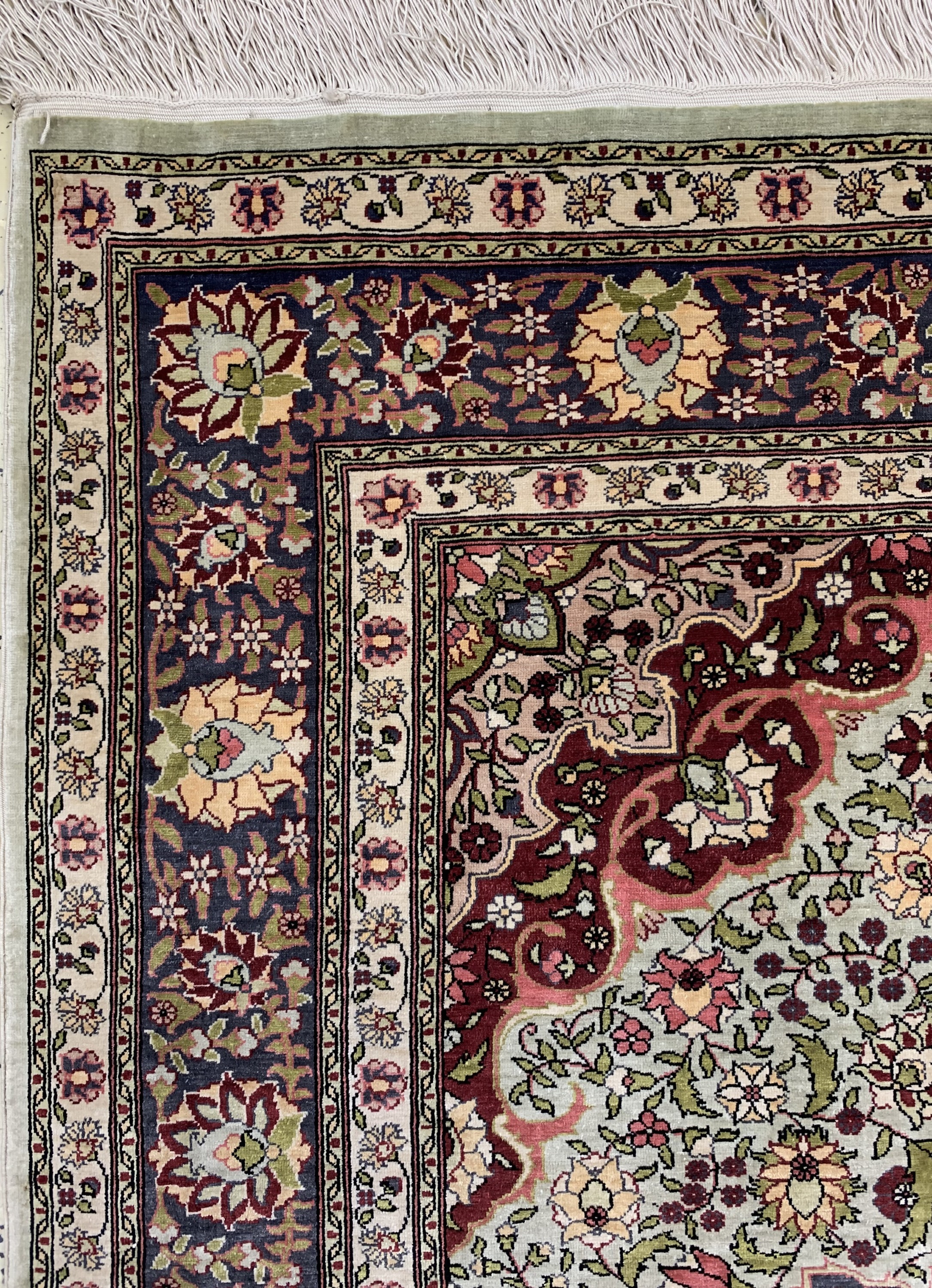 Detail d: Hereke Seide fein sign., Türkei, Mitte 20.Jhd., reine Naturseide, ca. 116 x 80 cm, ca. 1,0 Mio. Kn/qm, EHZ: 1-2