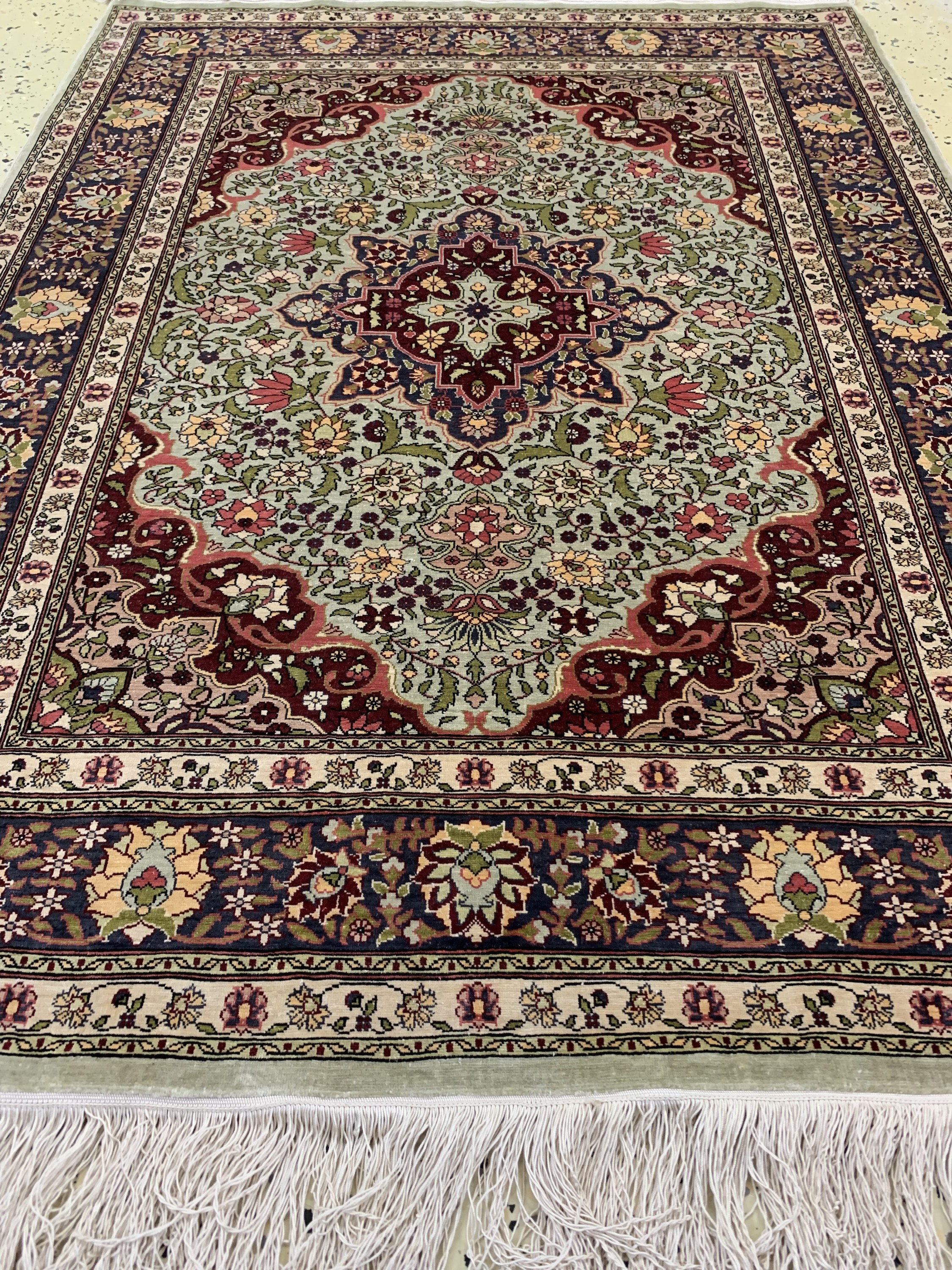 Detail f: Hereke Seide fein sign., Türkei, Mitte 20.Jhd., reine Naturseide, ca. 116 x 80 cm, ca. 1,0 Mio. Kn/qm, EHZ: 1-2