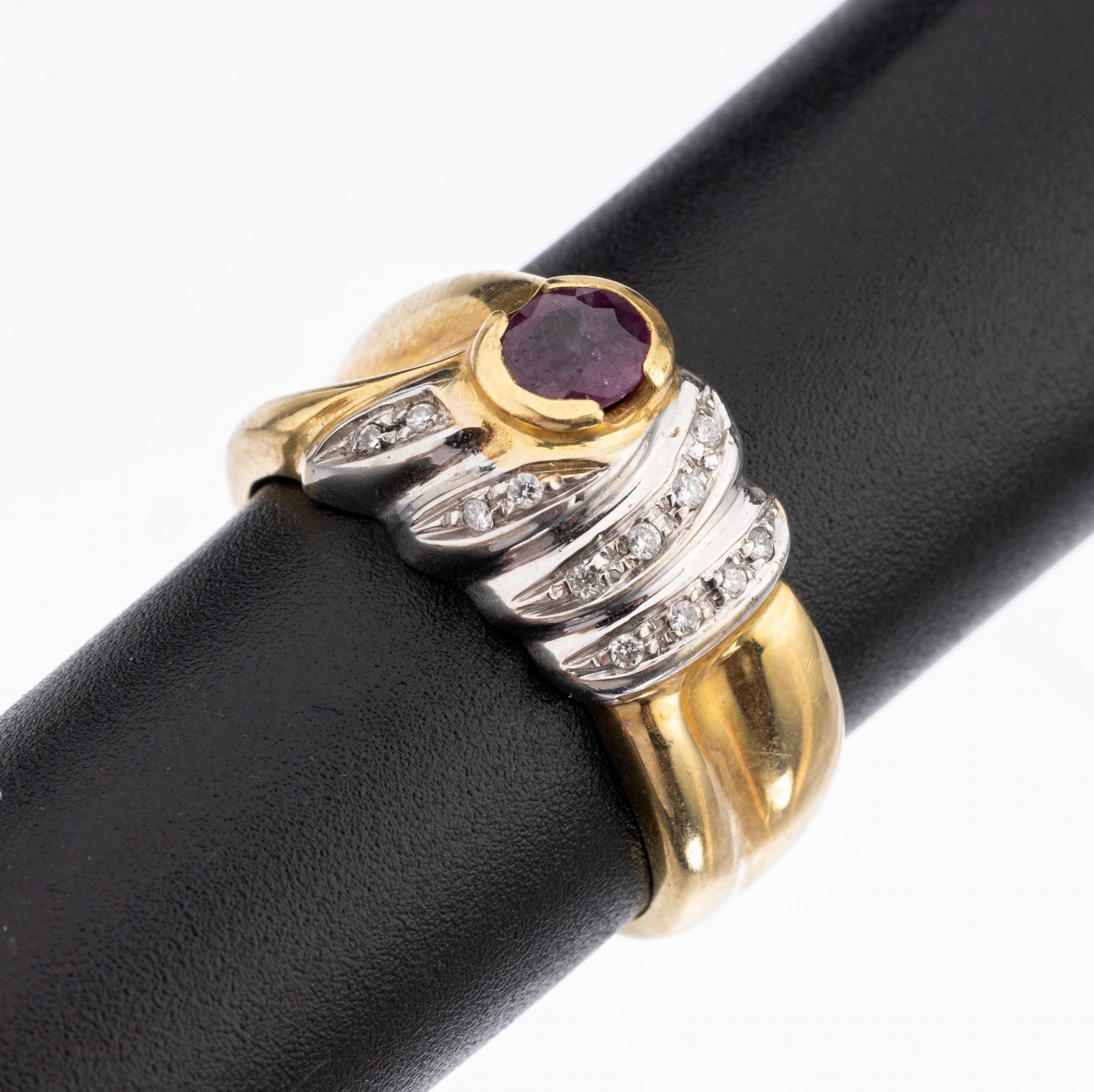 18 kt Gold Rubin-Brillant-Ring, GG/WG 750/000, 1 ovalfacett. Rubin ca. 0.20 ct, 12 Brillanten zus. ca. 0.12 ct Weiss/si, RW 56, ca. 7.8 g