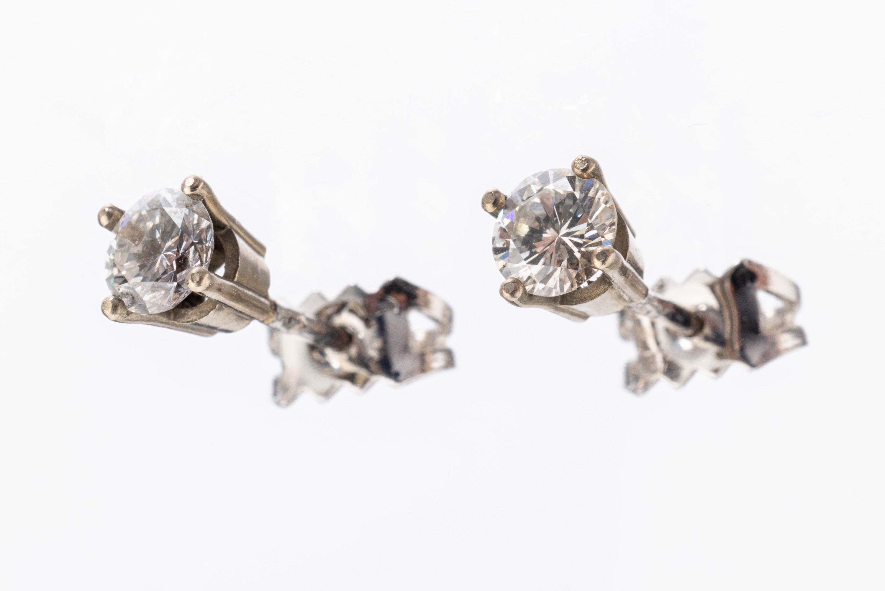 Paar 14 kt Gold Brillant-Ohrstecker, WG 585/000 gepr., 2 Brillanten zus. ca. 0.62 ct Weiss-l.get.Weiss/si, Stege und Brisuren sek., neue Rhod. ...