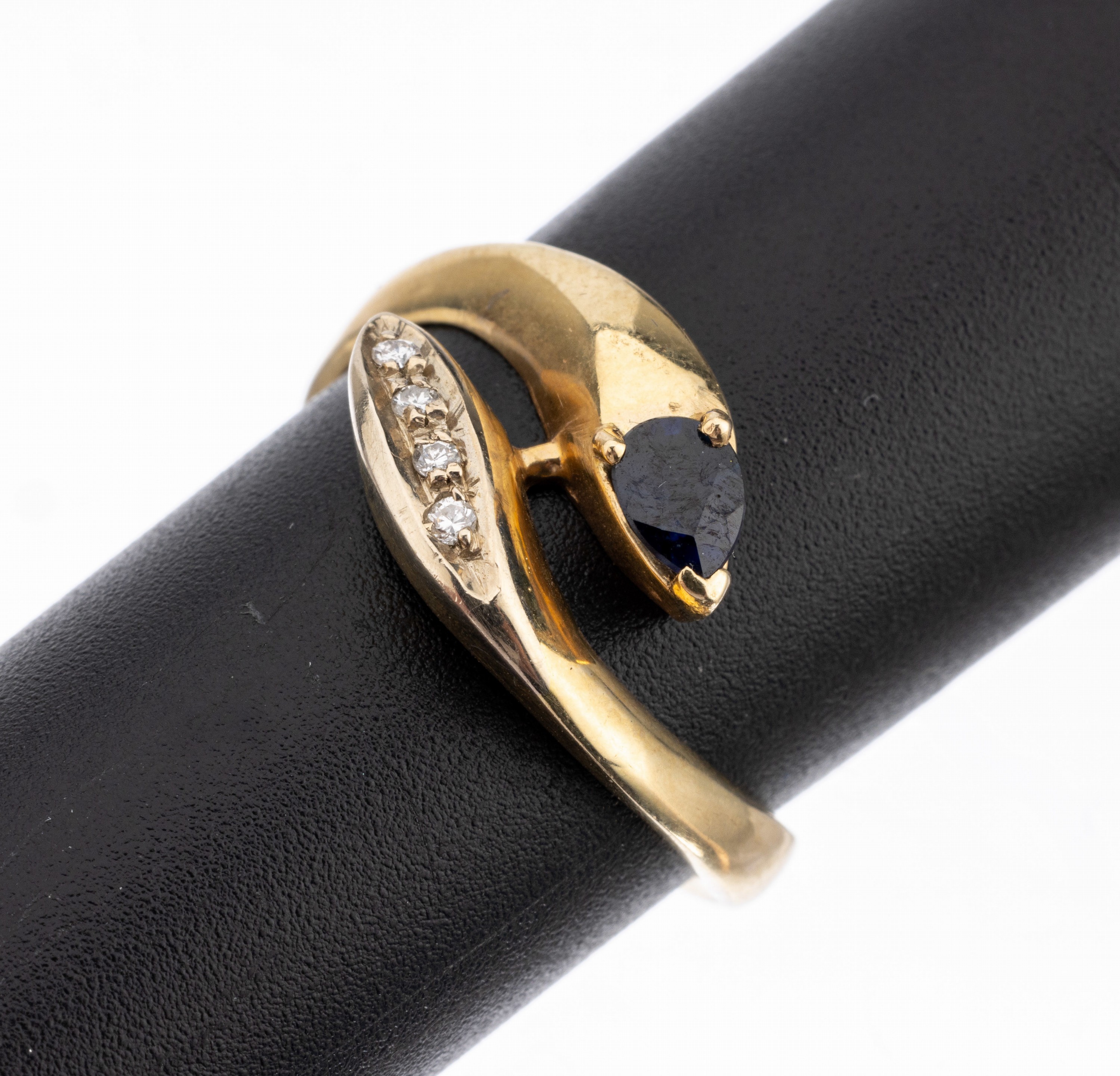 14 kt Gold Saphir-Brillant-Ring, GG 585/000, anged. Schlangenring, facett. Saphirtropfen ca. 0.15 ct, 4 Brillanten zus. ca. 0.02 ct Weiss/si, RW 56, ...