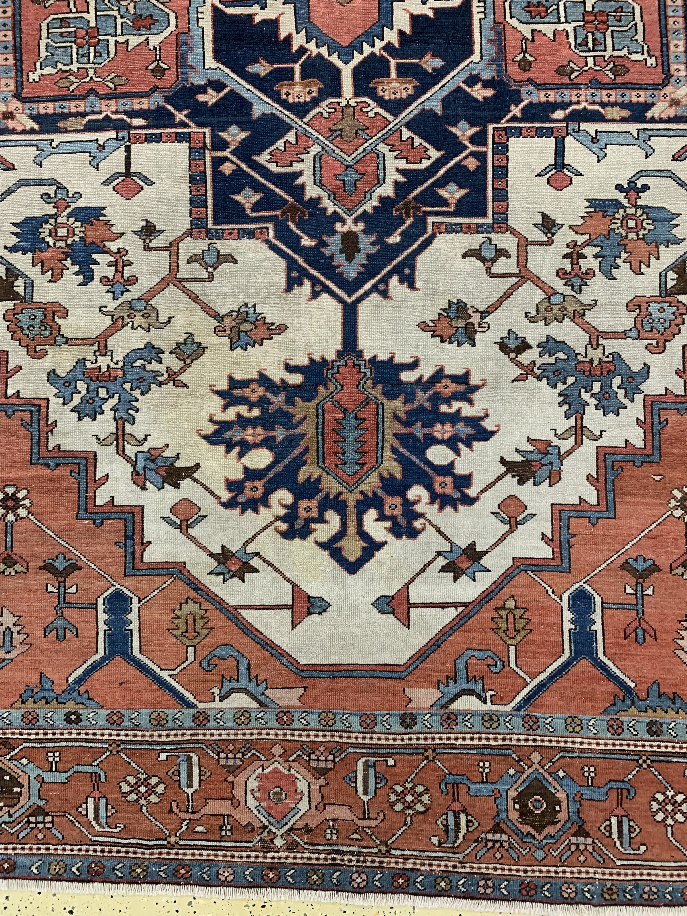Detail b: Heriz"Serapi"antik, Persien, 19.Jhd, Wolle auf Baumwolle, ca. 387 x 298 cm, EHZ: 2-3, (gleichmässig dünner Flor)