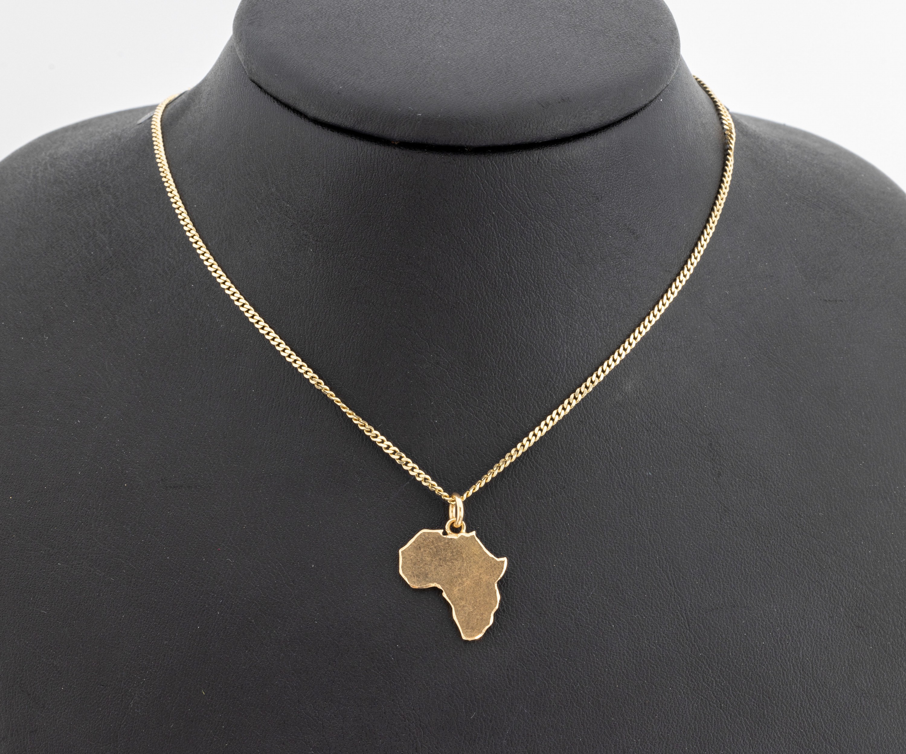 18 kt Gold Anhänger an 14 kt Gold Kette, GG750/000 und GG 585/000, Anhänger in Form von Afrika, Kette, L. ca. 57 cm, ca. 8.0 g