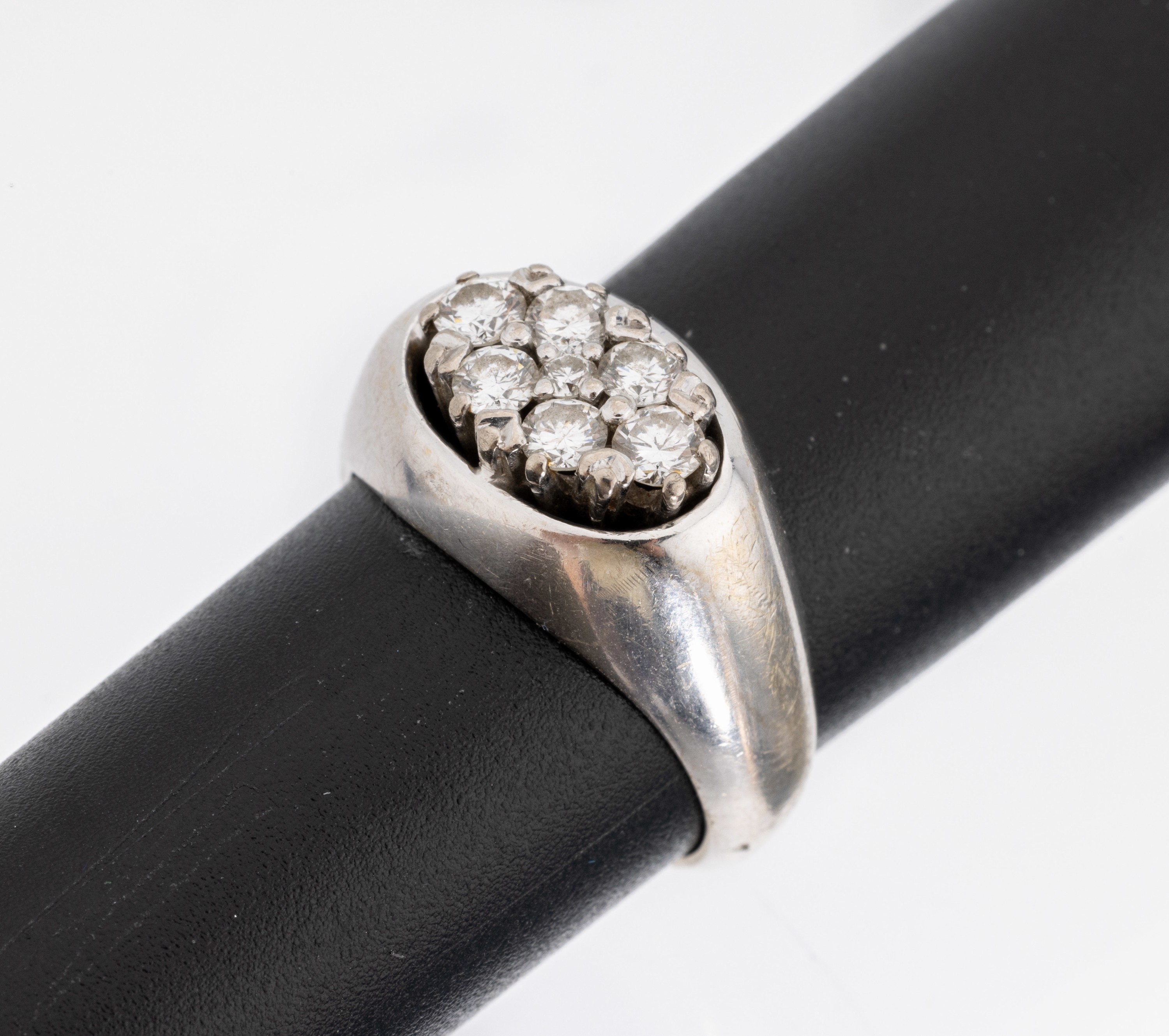 18 kt Gold Brillant-Ring, WG 750/000, ovaler Ringkopf, 7 Brillanten zus. ca. 0.50 ct Weiß/si, RW 52.5, ca. 7.8 g