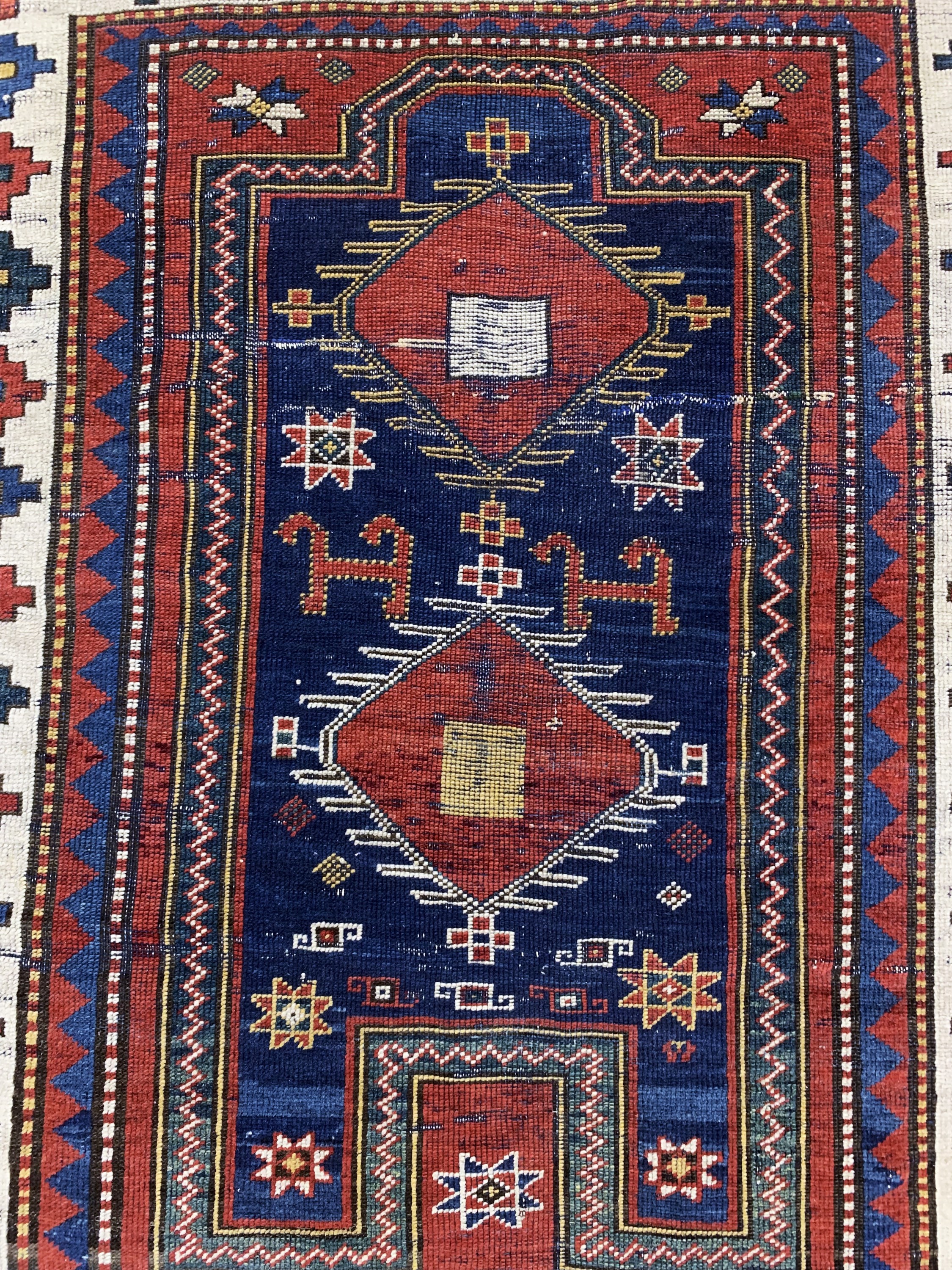 Detail c: Schirwan"Gebetsteppich"antik, Kaukasus, 19.Jhd, Wolle auf Wolle, ca. 135 x 115 cm, EHZ: 3