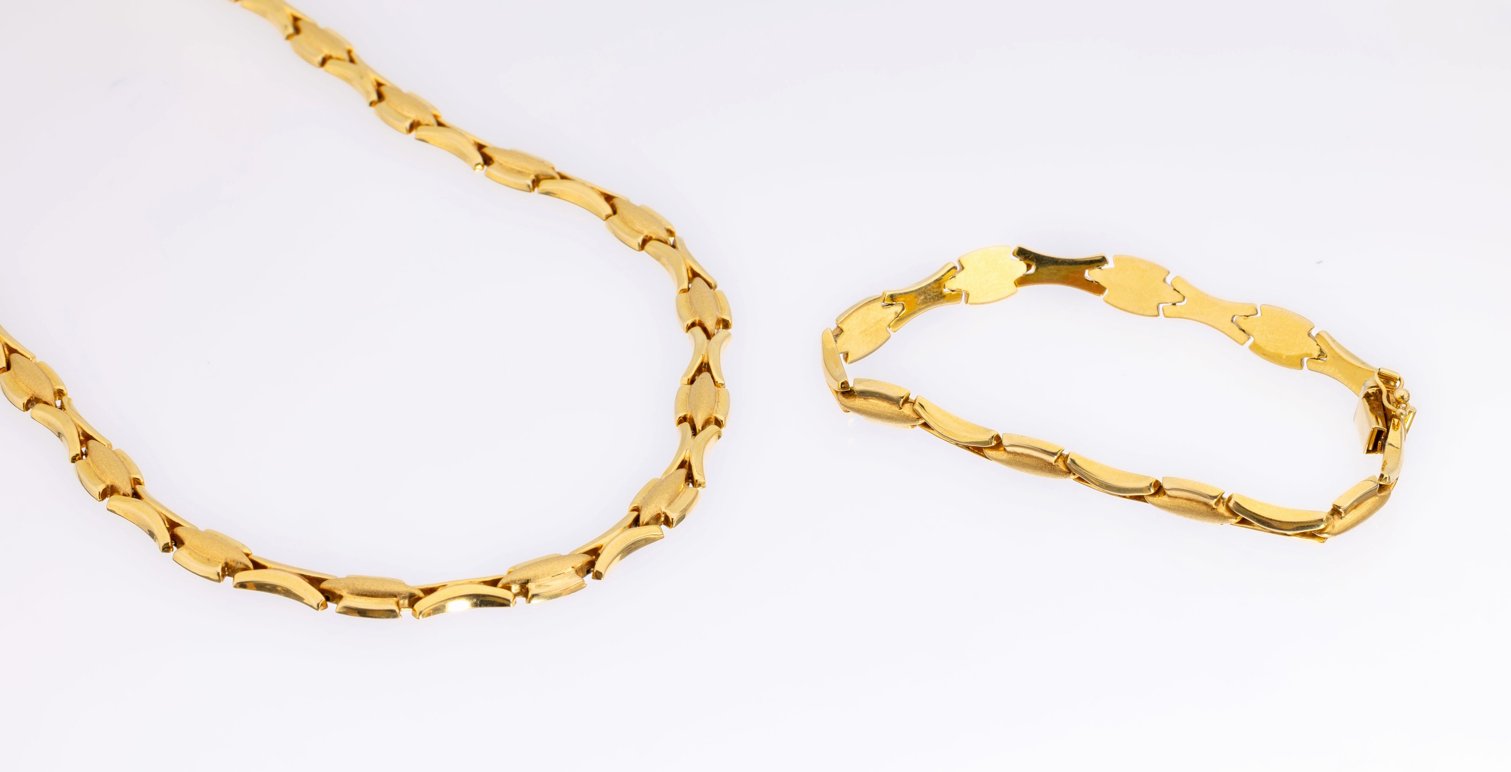 14 kt Gold Schmuckset, GG 585/000, part. sat., best. aus: Collier, L. ca. 46.5 cm, und Armband, L. ca. 19 cm, jew. Kastenschloss mit ...