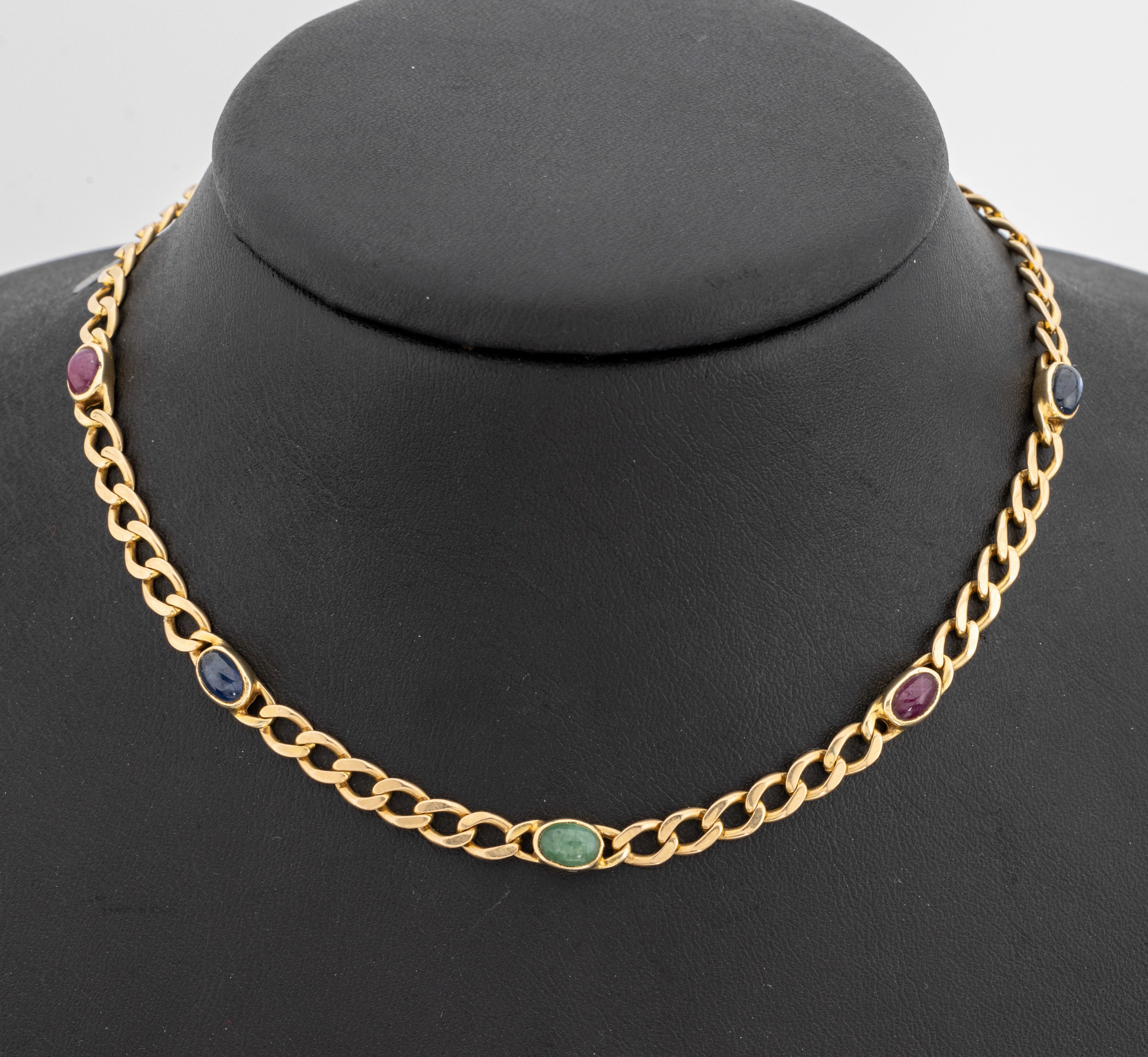 14 kt Gold Farbstein-Collier, GG 585/000, 2Saphir-, 1 Rubin- und 1 Smaragd-Cabochon, L. ca. 49 cm, Karabinerschließe, ca. 18.1 g