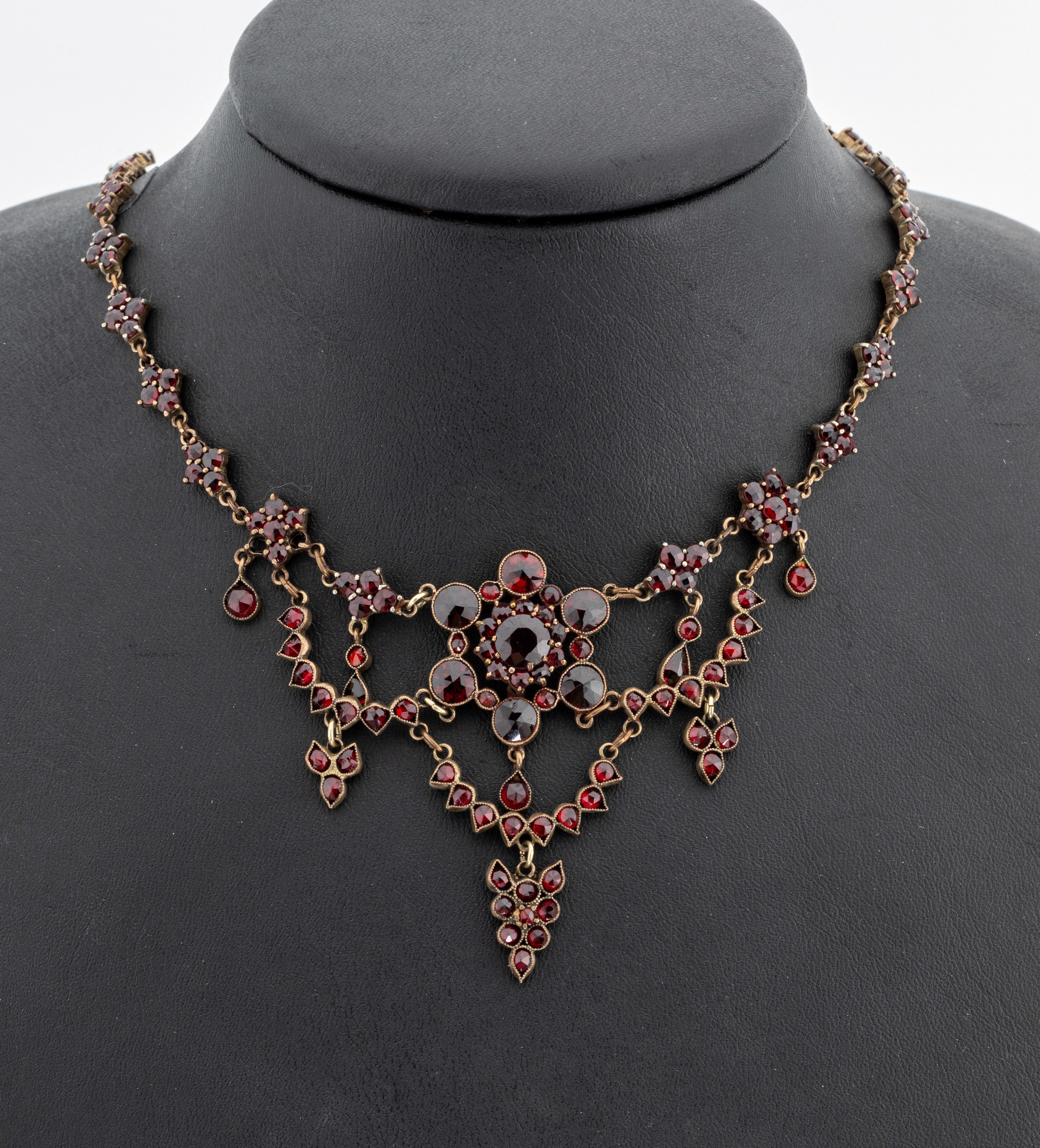 Granat-Collier, Metall verg., um 1900, aufwendige Arbeit, mit bewegl. Abhängungen, L.ca. 50 cm, Federringschließe