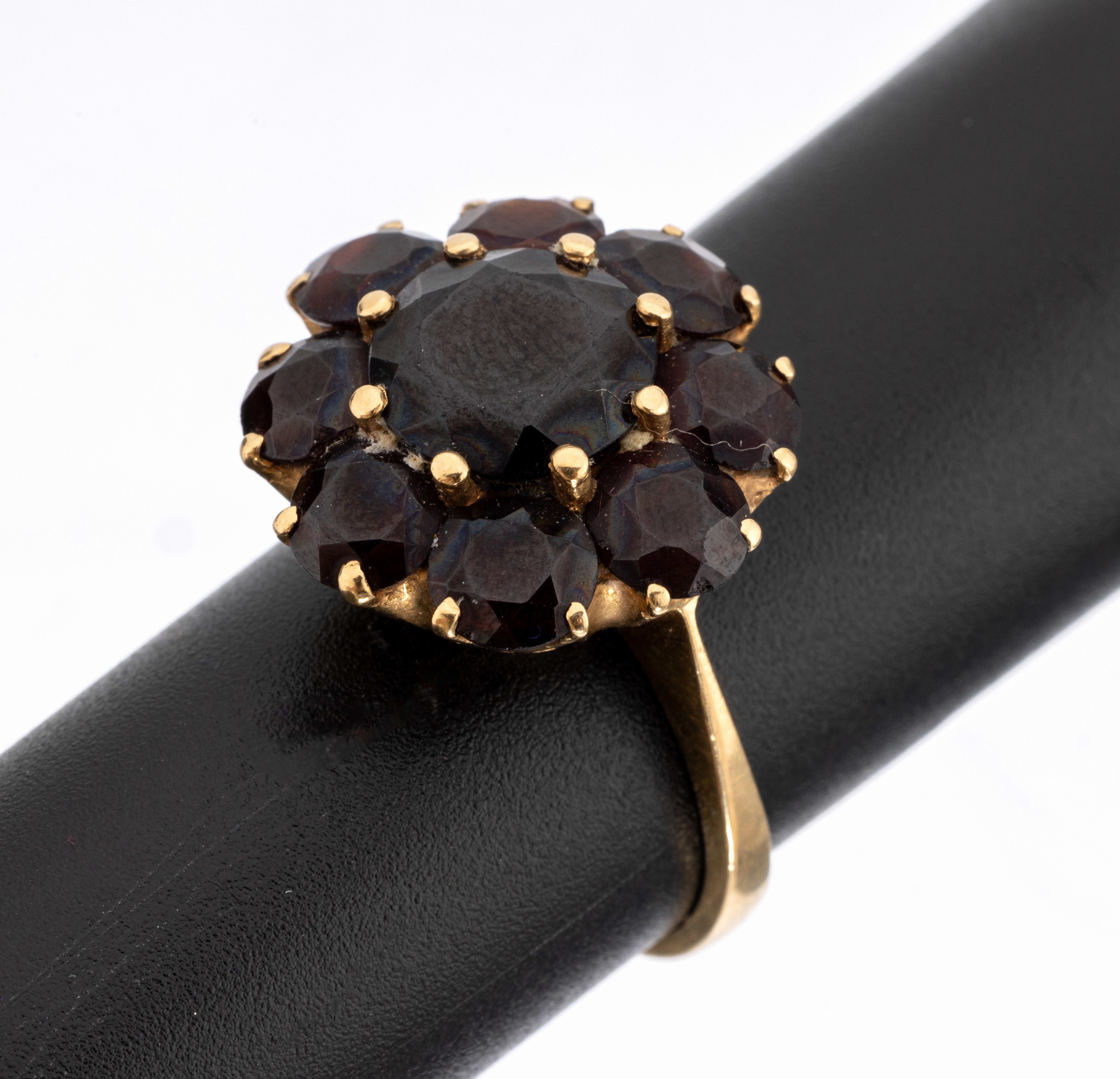 18 kt Gold Granat-Ring, GG 750/000, qualitätvolle Ausführung, rundfacett. Granate,RW 59, ca. 8.1 g