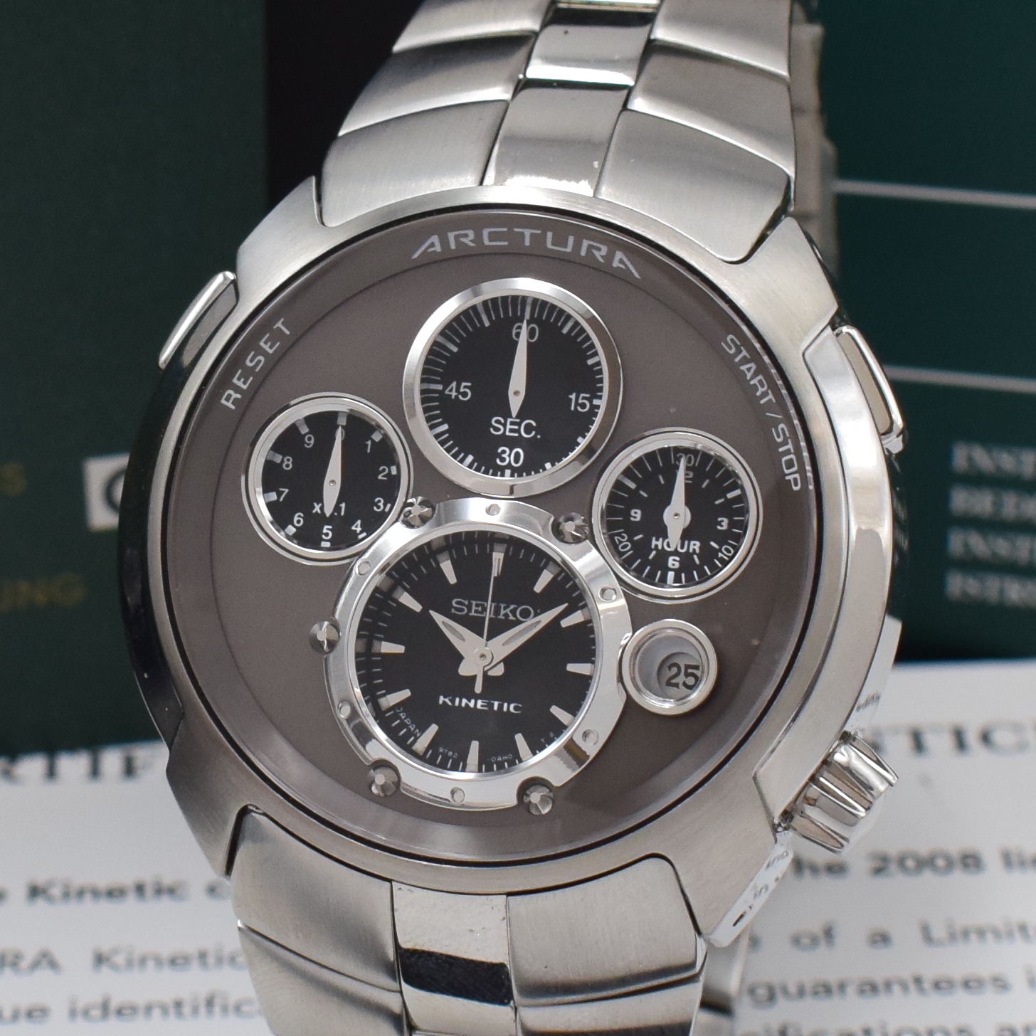 Detail a: SEIKO Kinetic Arctura seltener, auf 500 Stück limitierter Armbandchronograph Referenz SLQ025, Japan um 2008, Automatik- Generatorprinzip, massiv ...