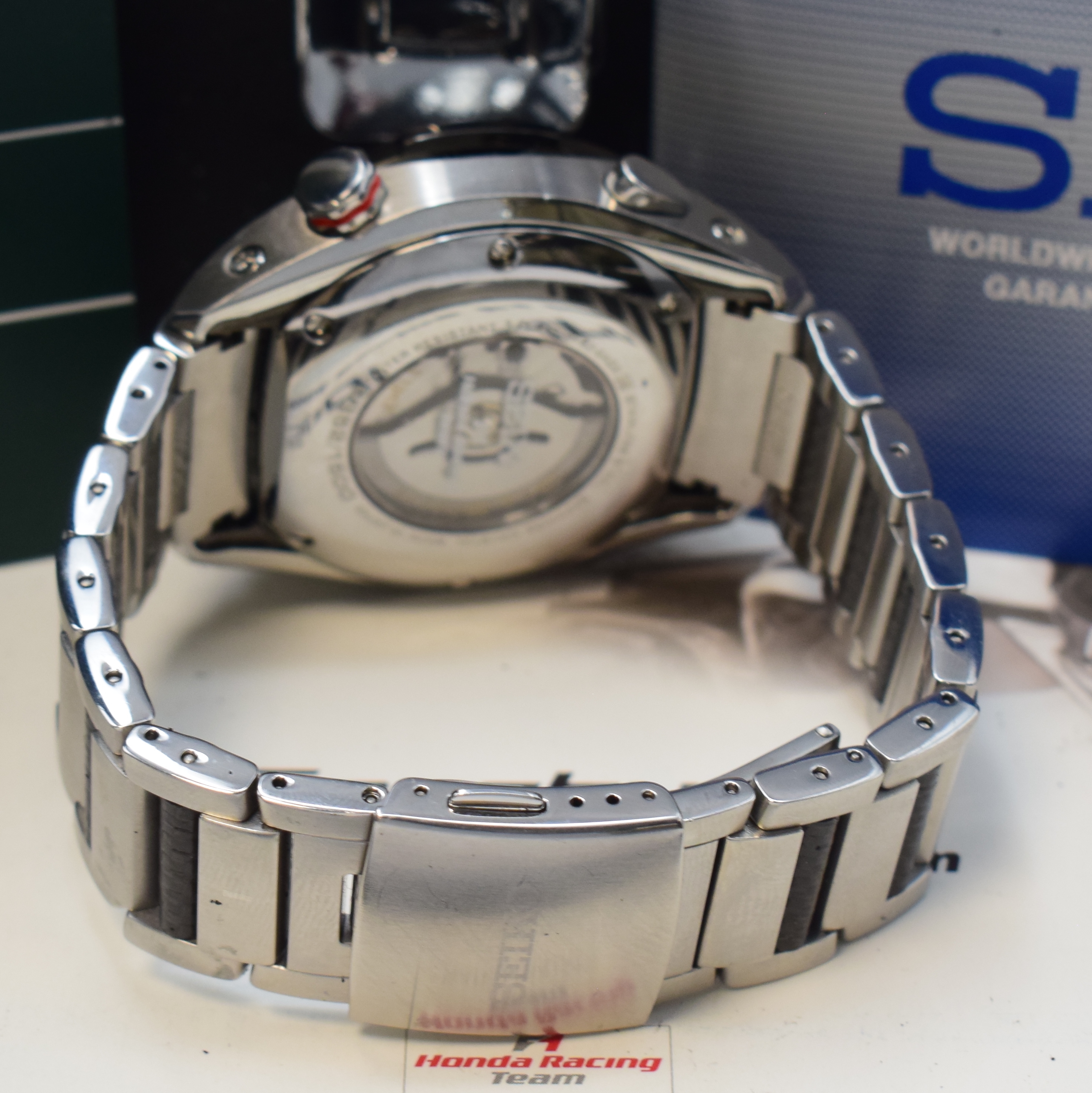 Detail b: SEIKO Kinetic Sportura Honda Racing F1 Edition seltener, auf 1500 Stück limitierter Armbandchronograph Referenz SLQ021J, Japan um 2006, ...