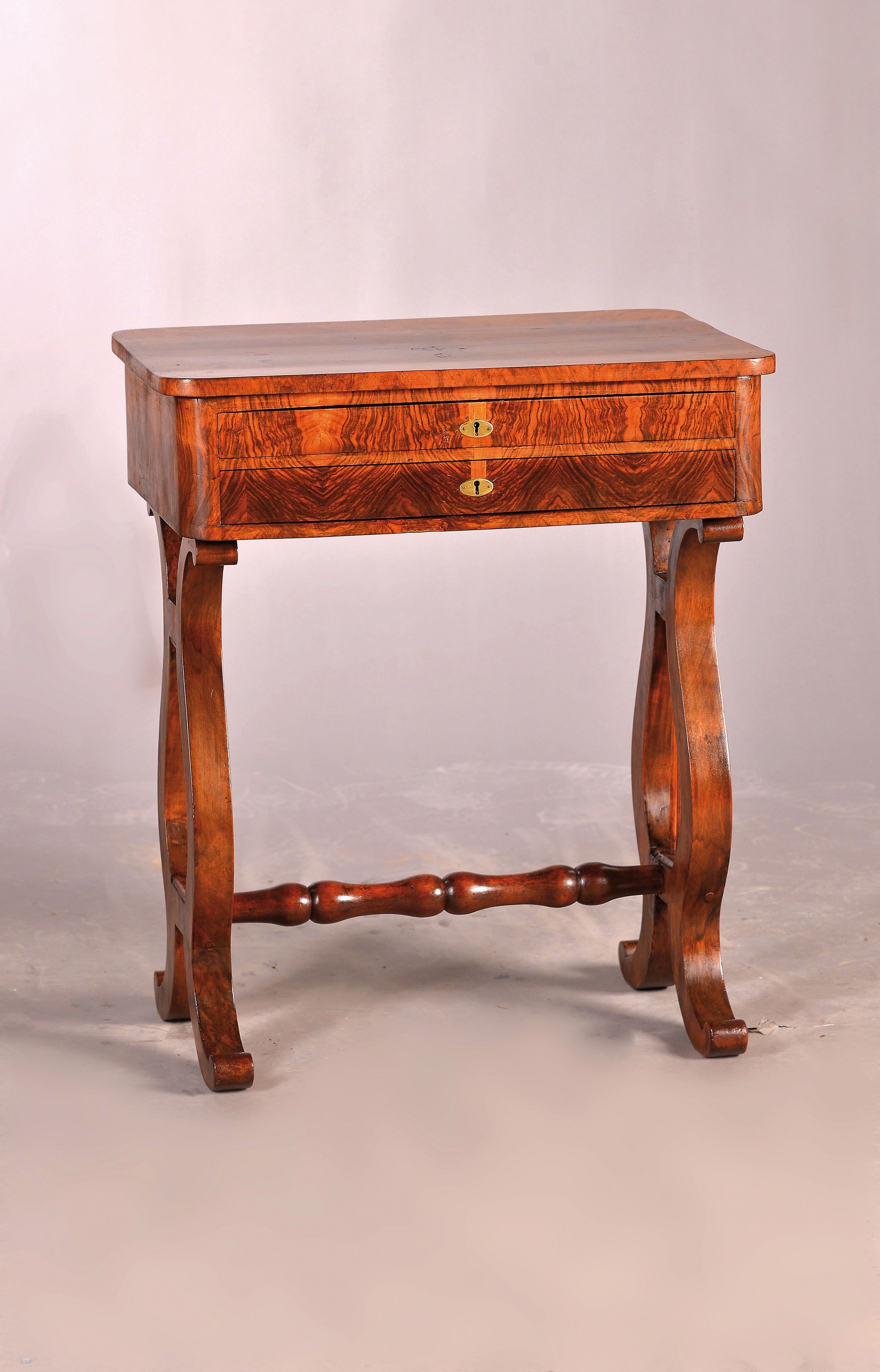 Nähtisch, deutsch, um 1840, Mahagonifurnier auf Weichholz, zwei Schubladen, Seitenflächen aufklappbar, Lyra-Fuß, ca. 70 x 91 x 45 cm