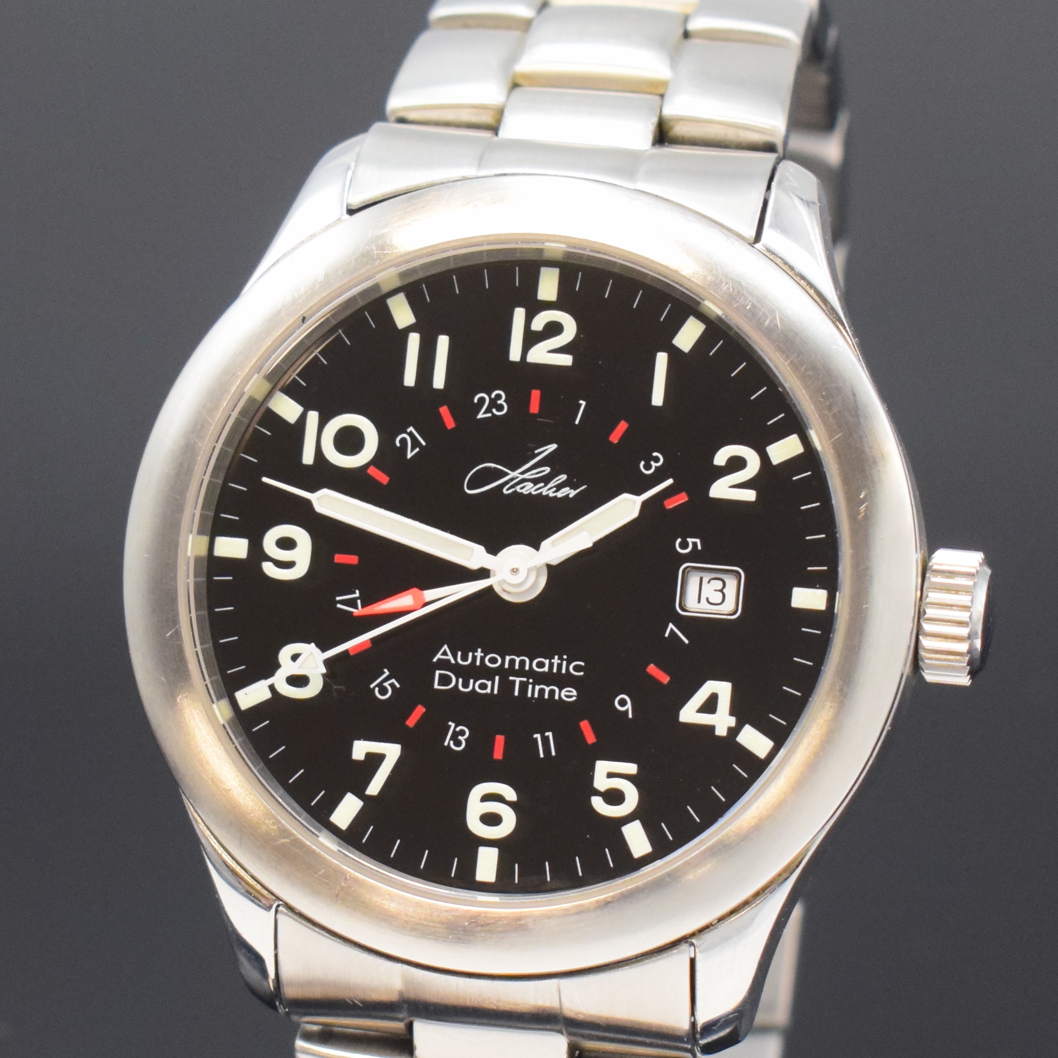 Detail a: HACHER Dual Time Herrenarmbanduhr in Stahl/ Stahlband, Schweiz um 2020, Automatik, satiniertes Geh. u. Band, Boden verschr., schwarz. Zifferbl. m. ...