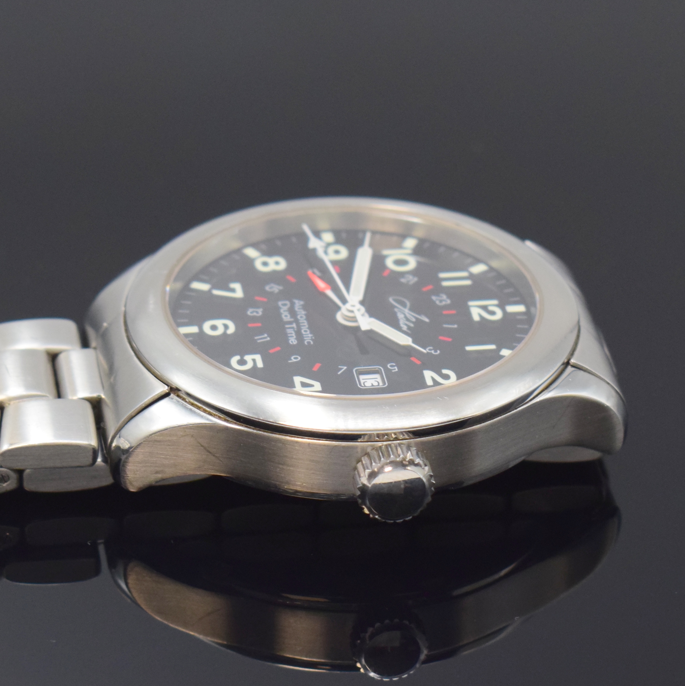 Detail b: HACHER Dual Time Herrenarmbanduhr in Stahl/ Stahlband, Schweiz um 2020, Automatik, satiniertes Geh. u. Band, Boden verschr., schwarz. Zifferbl. m. ...