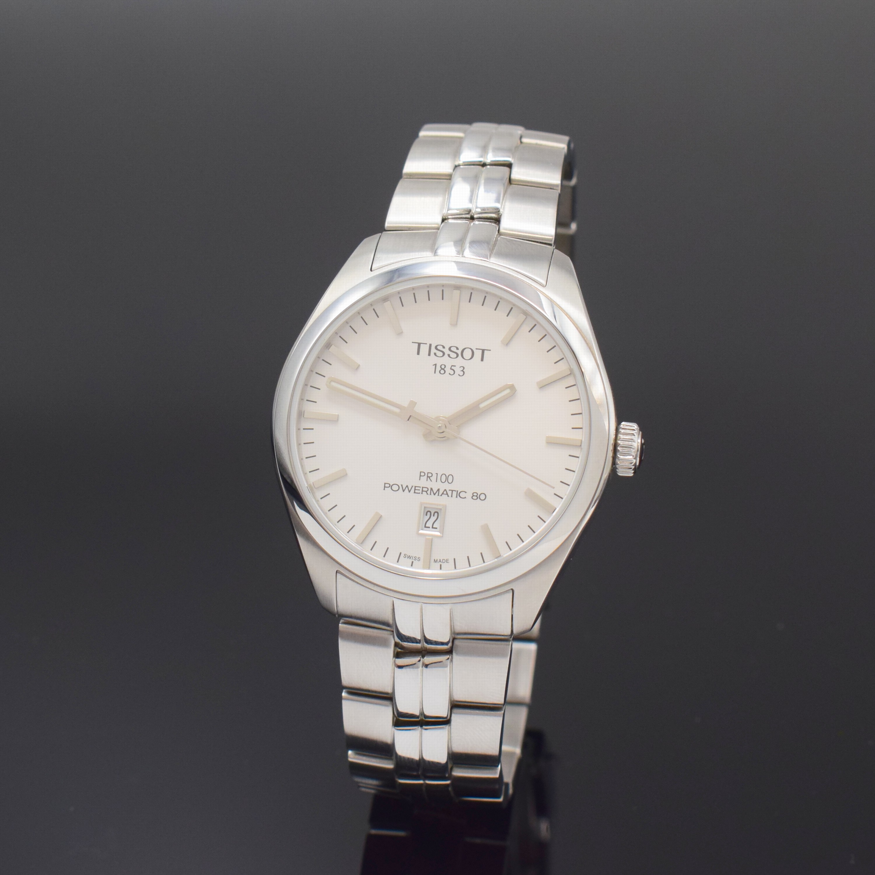 TISSOT PR100 Powermatic 80 Herrenarmbanduhr in Stahl/Stahlband, Schweiz um 2020, Automatik, beids. vergl. Geh., Boden u. Glasrand aufgedr., weisses ...