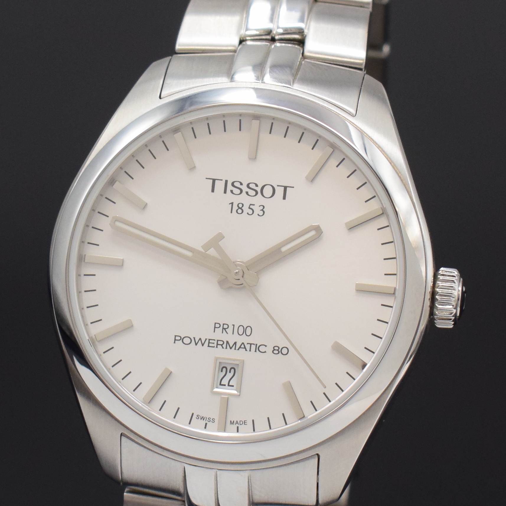 Detail a: TISSOT PR100 Powermatic 80 Herrenarmbanduhr in Stahl/Stahlband, Schweiz um 2020, Automatik, beids. vergl. Geh., Boden u. Glasrand aufgedr., weisses ...
