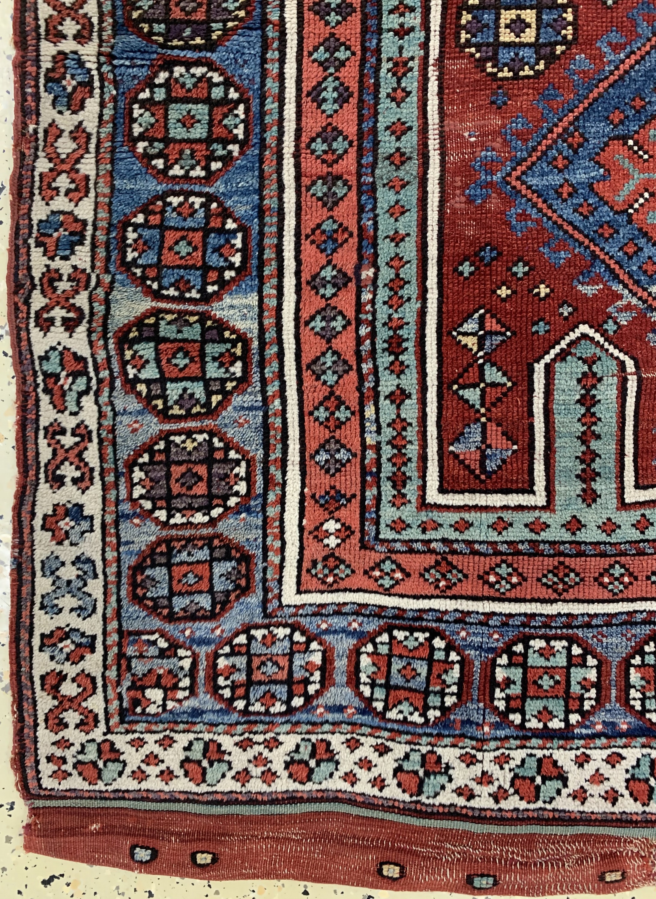 Detail b: Bergama antik, Türkei, Ende 19.Jhd, Wolle auf Wolle, ca. 140 x 110 cm, EHZ: 2-3, (Eck leicht beschädigt)