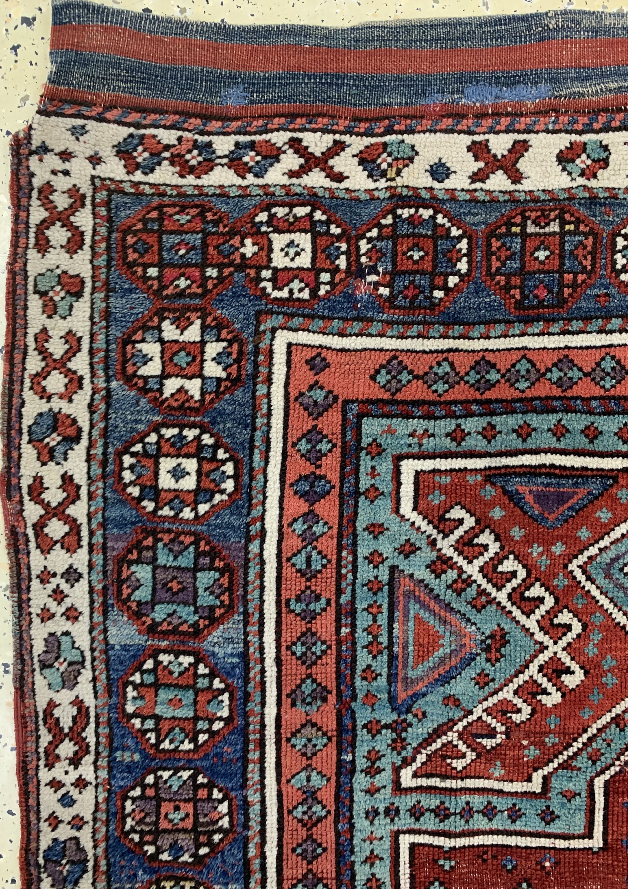 Detail c: Bergama antik, Türkei, Ende 19.Jhd, Wolle auf Wolle, ca. 140 x 110 cm, EHZ: 2-3, (Eck leicht beschädigt)