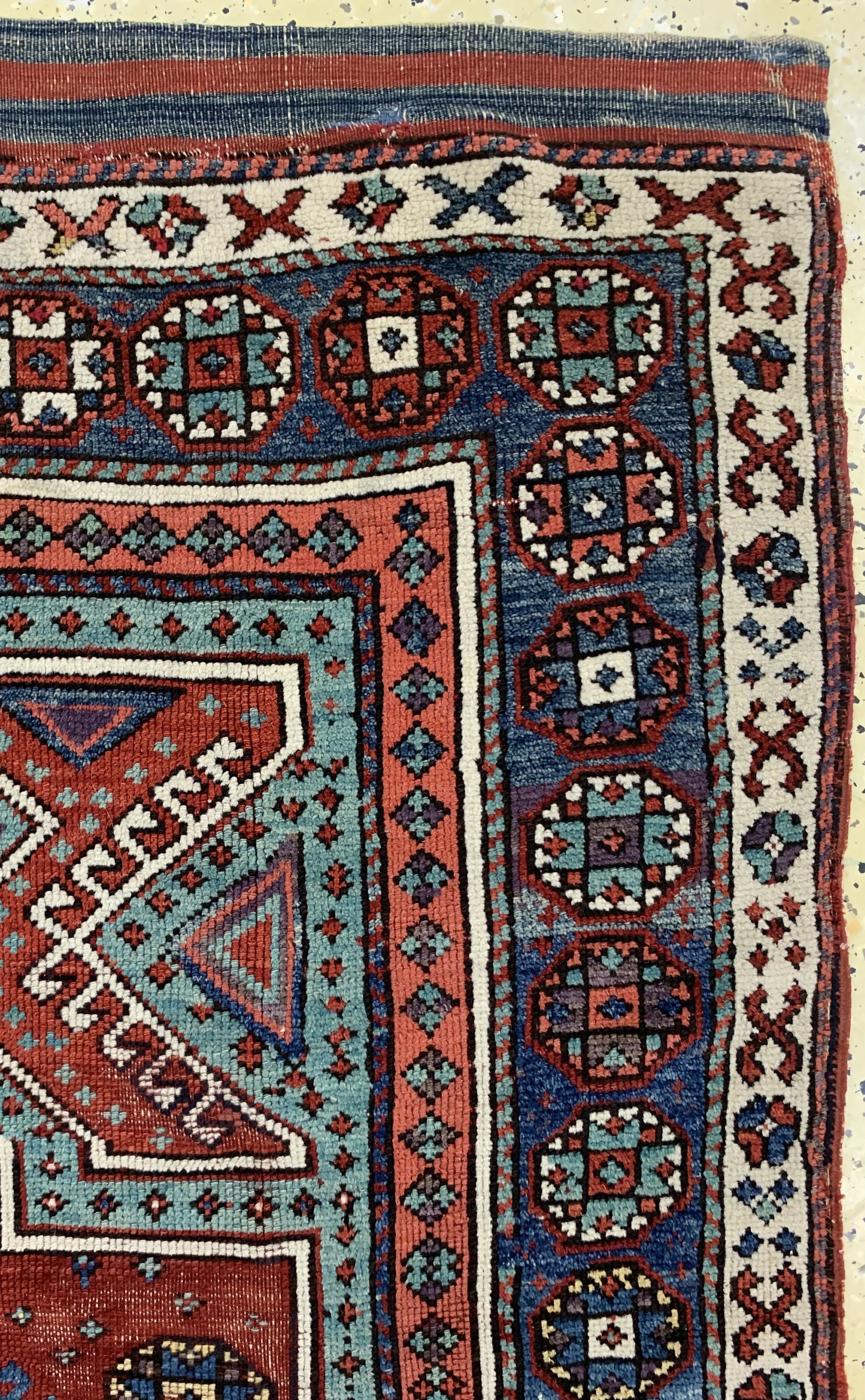 Detail d: Bergama antik, Türkei, Ende 19.Jhd, Wolle auf Wolle, ca. 140 x 110 cm, EHZ: 2-3, (Eck leicht beschädigt)