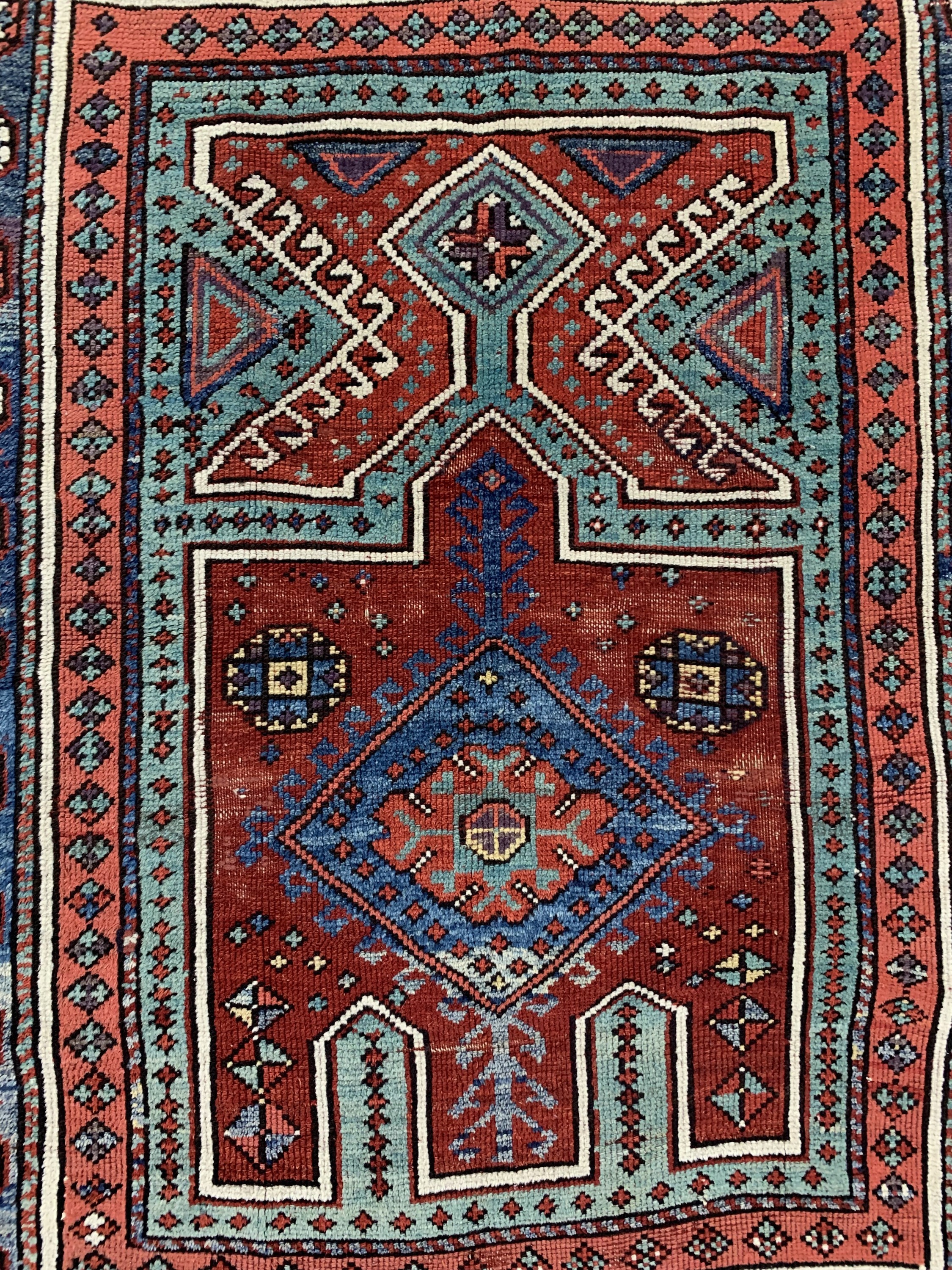 Detail e: Bergama antik, Türkei, Ende 19.Jhd, Wolle auf Wolle, ca. 140 x 110 cm, EHZ: 2-3, (Eck leicht beschädigt)