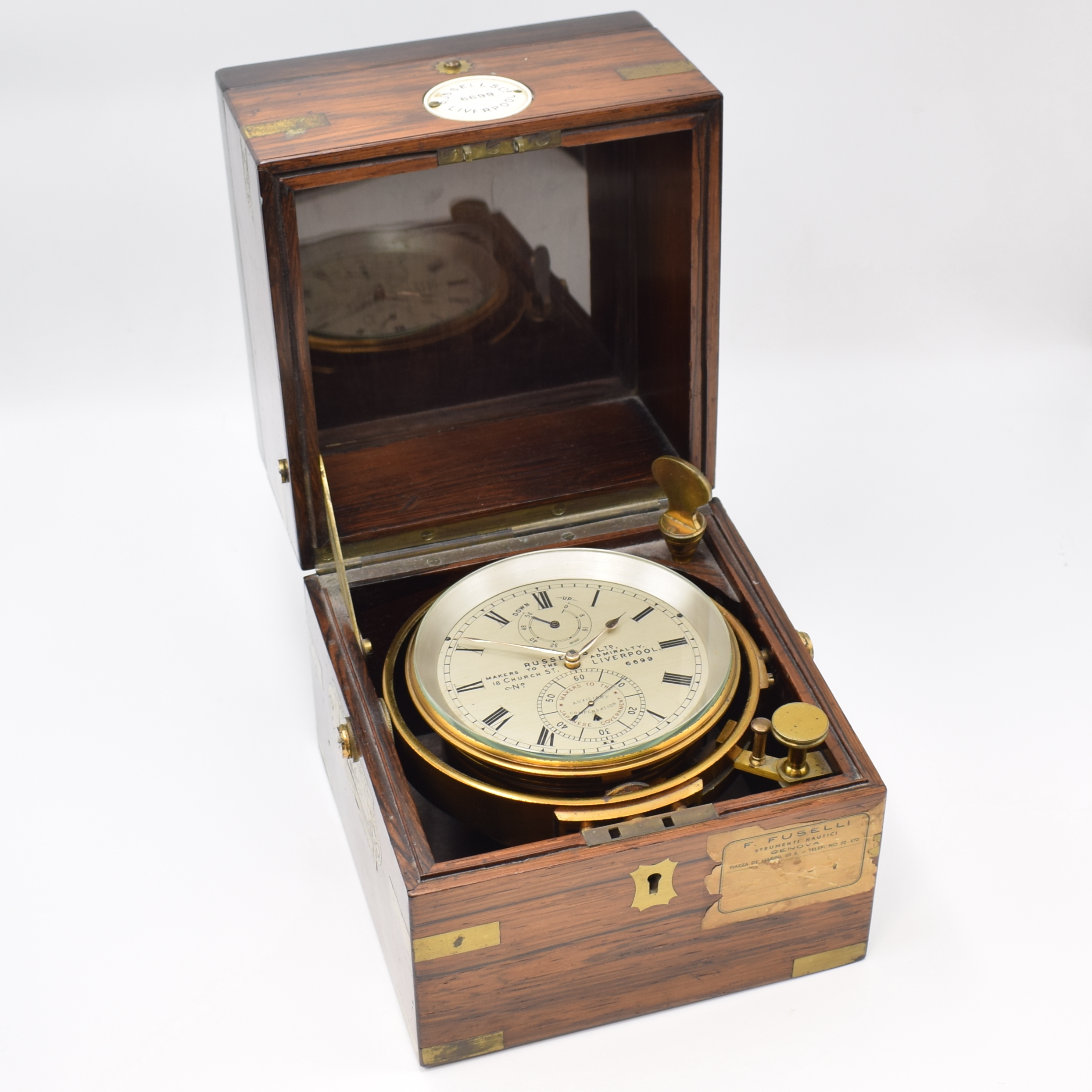 Detail e: RUSSELS LTD Marinechronometer Nr. 6699, England um 1890, 3-tlg. Holzbox m. Messing Einlagen, Deckel später, Schlüssel zu ers., Signatur-Plakette in ...