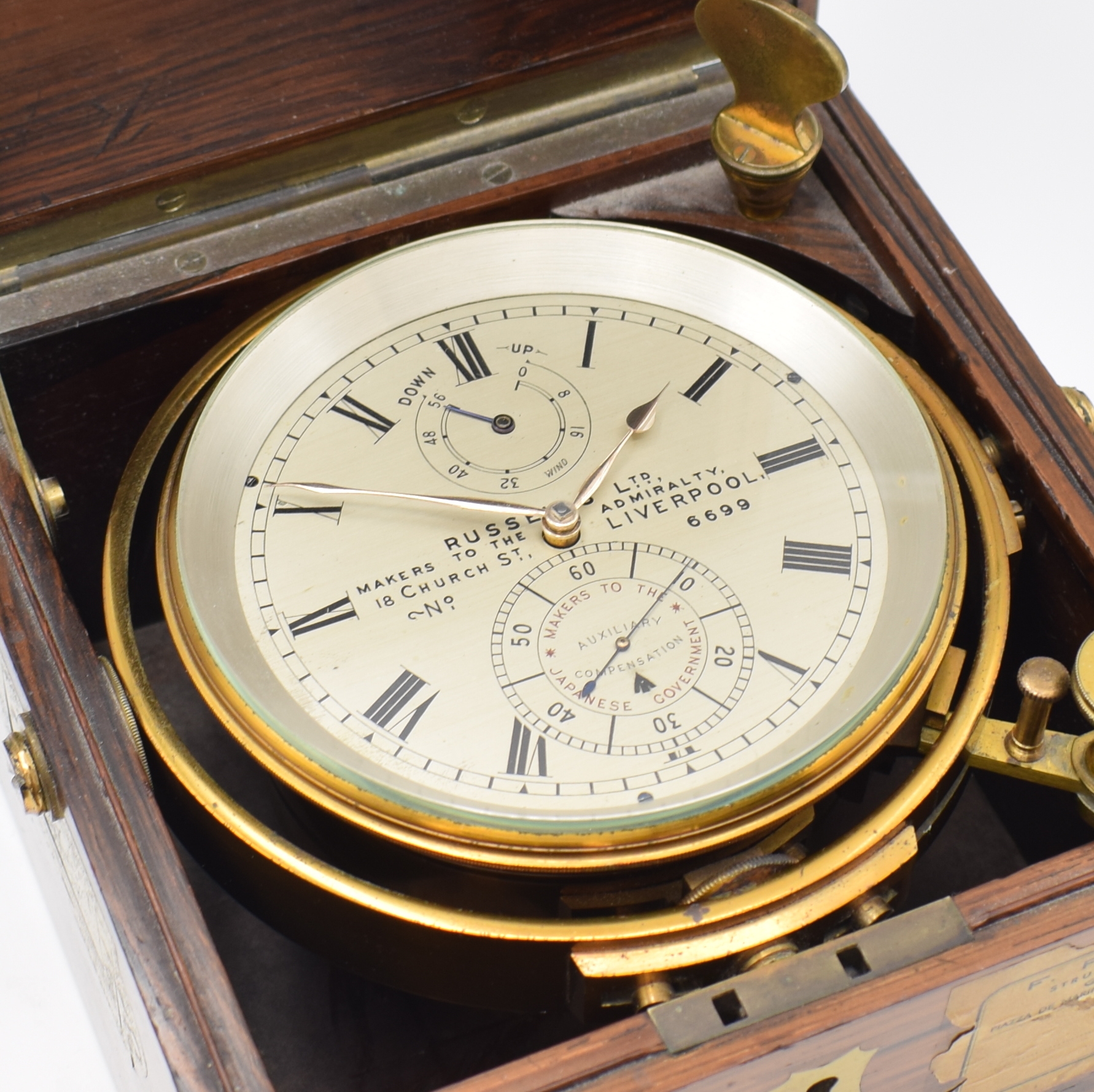 Detail f: RUSSELS LTD Marinechronometer Nr. 6699, England um 1890, 3-tlg. Holzbox m. Messing Einlagen, Deckel später, Schlüssel zu ers., Signatur-Plakette in ...